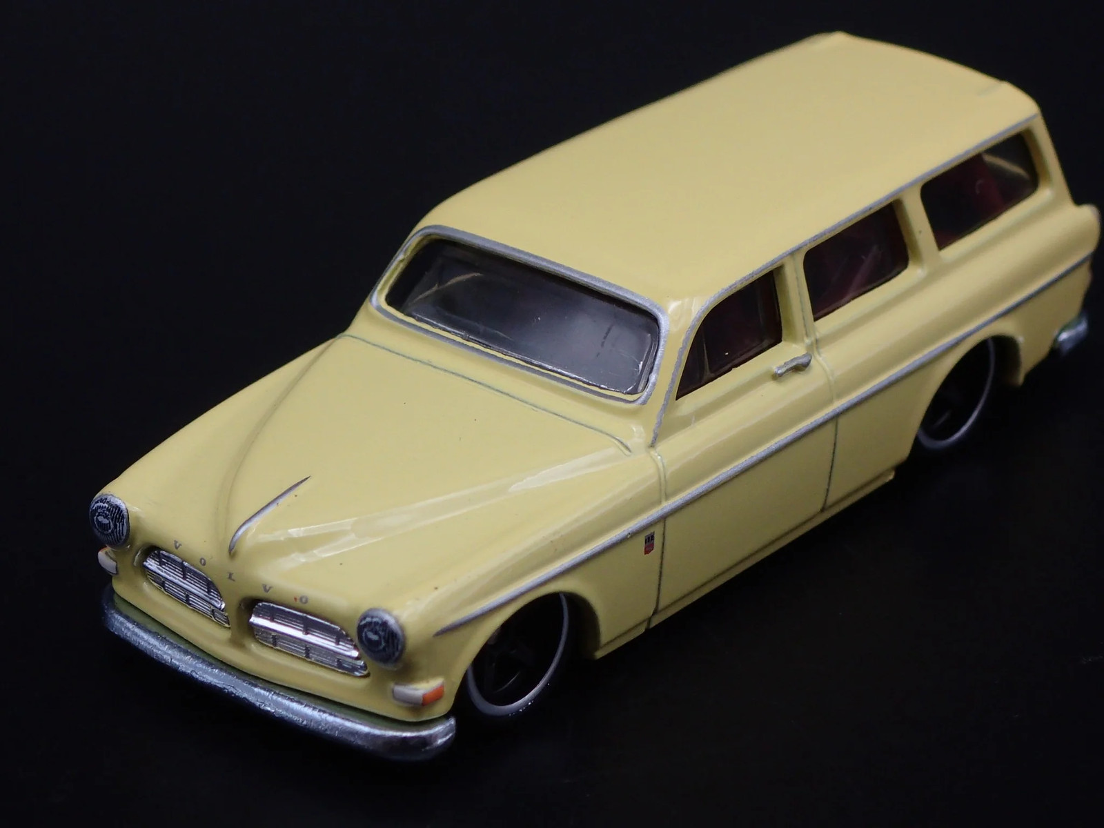 1962-1969 VOLVO P220 AMAZON STATION WAGON 1:64 SCALE DIORAMA DIECAST MODEL CAR
