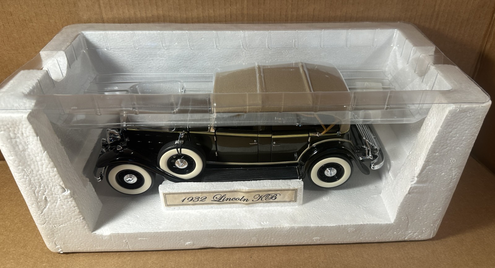 Motor City Classics 1/18 1932 Lincoln KB, 4 D convertable, green w/yellow stripe