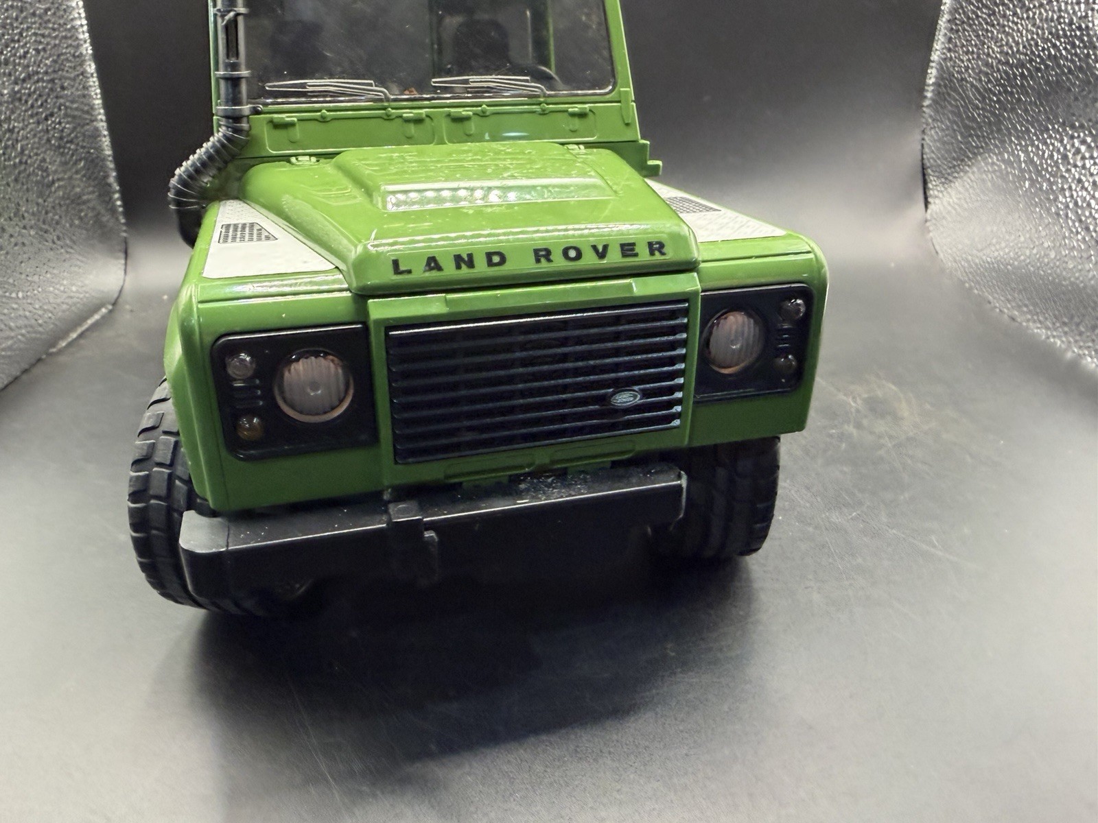 Bruder Defender Station Wagon 1:16 Scale Green Land Rover Germany 2010