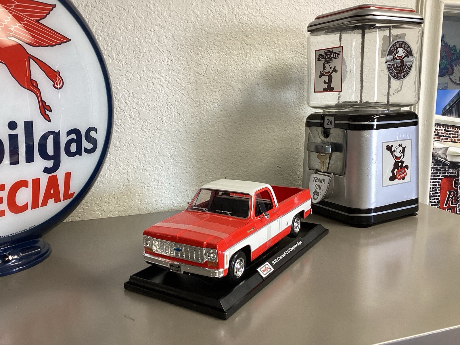 Maisto 1974 Chevrolet C/10 Cheyenne Super Red 1:18 Scale Special Edition Diecast