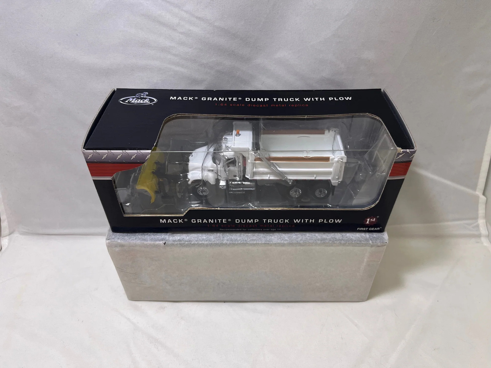 # 01211 – 1st Gear Mack Granite Dump Trucks w/Plow – 2 Pcs.