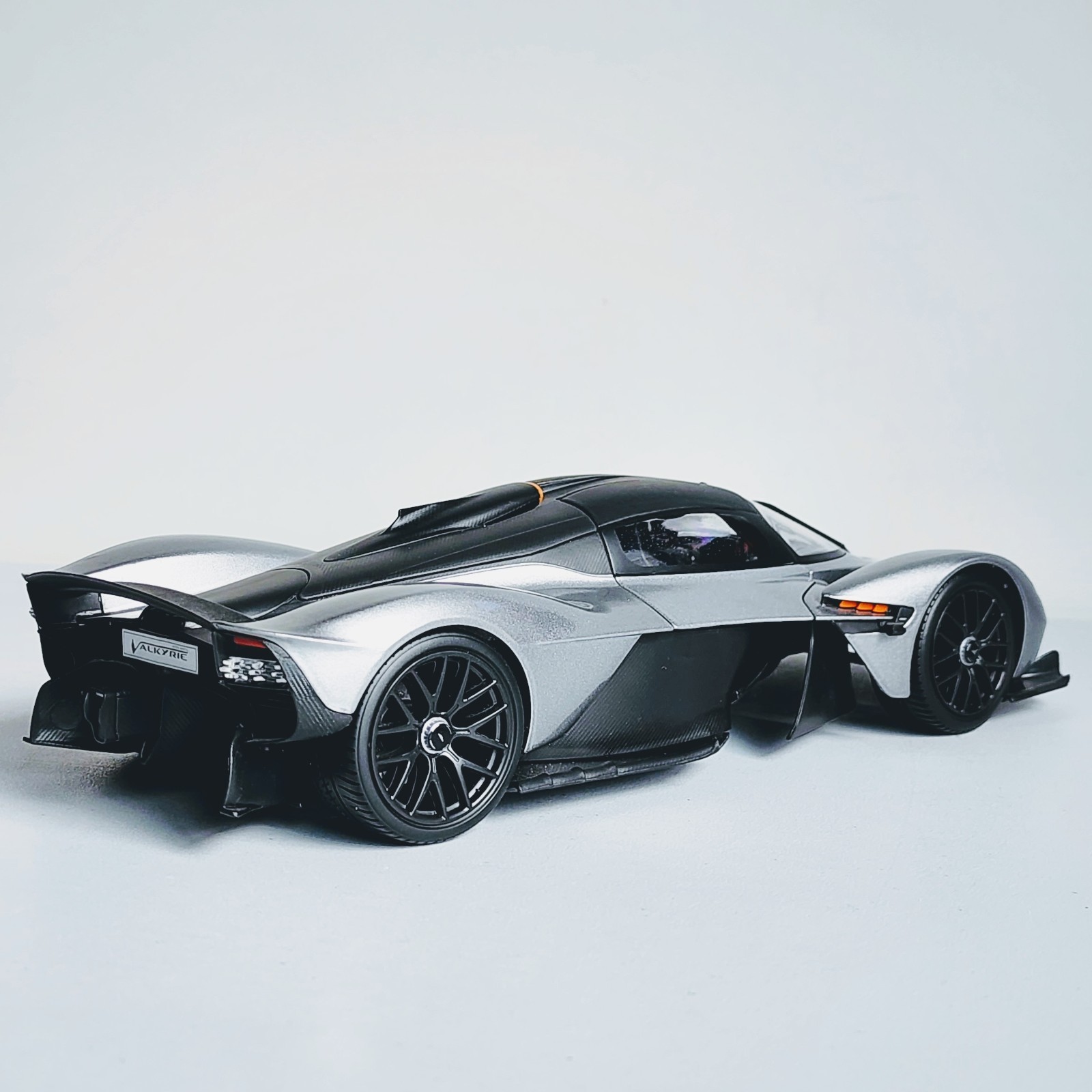 Maisto Special Edition Aston Martin Valkyrie Silver 1:18 Diecast