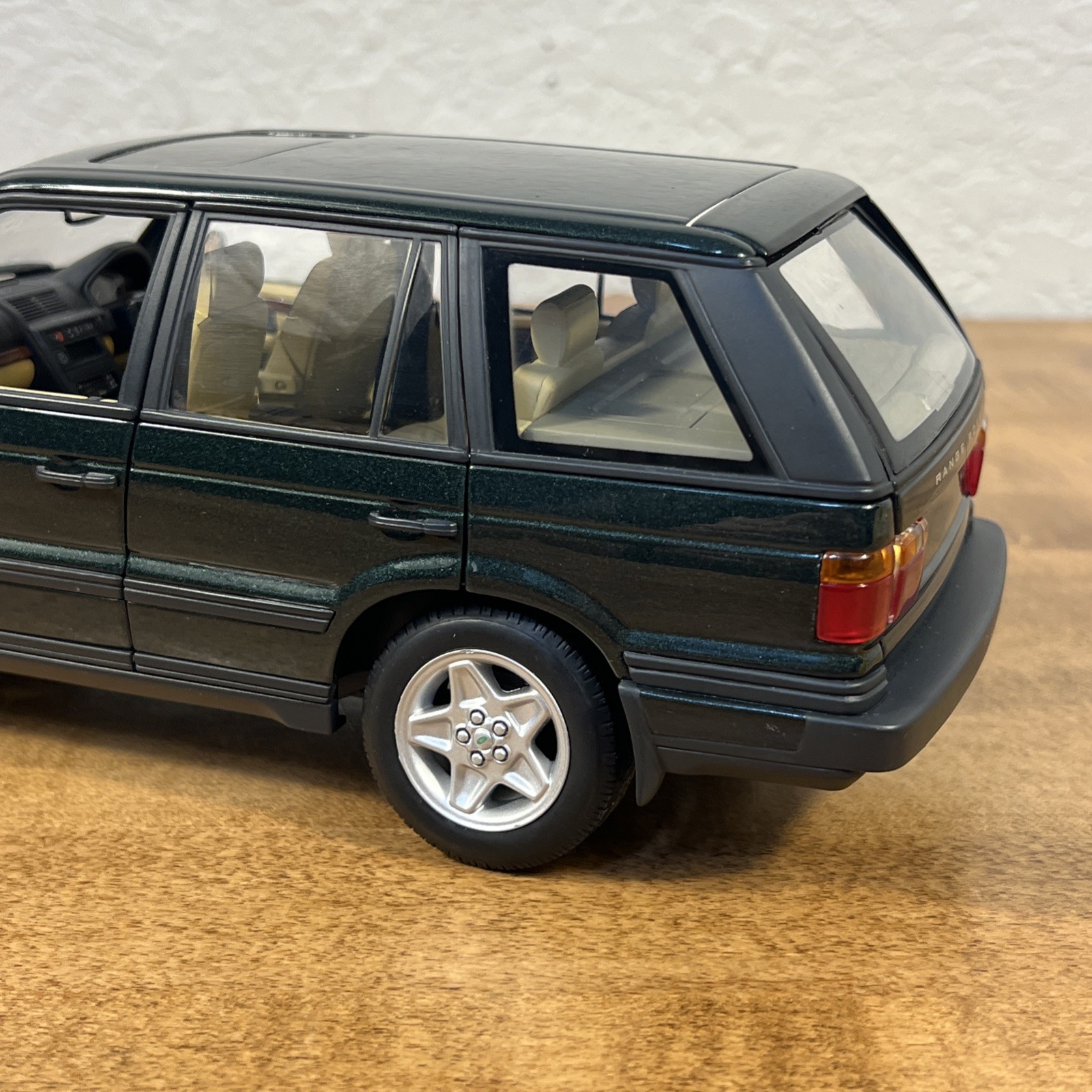 Auto Art Range Rover 4.6 HSE – Off Road Division 1:18 Green