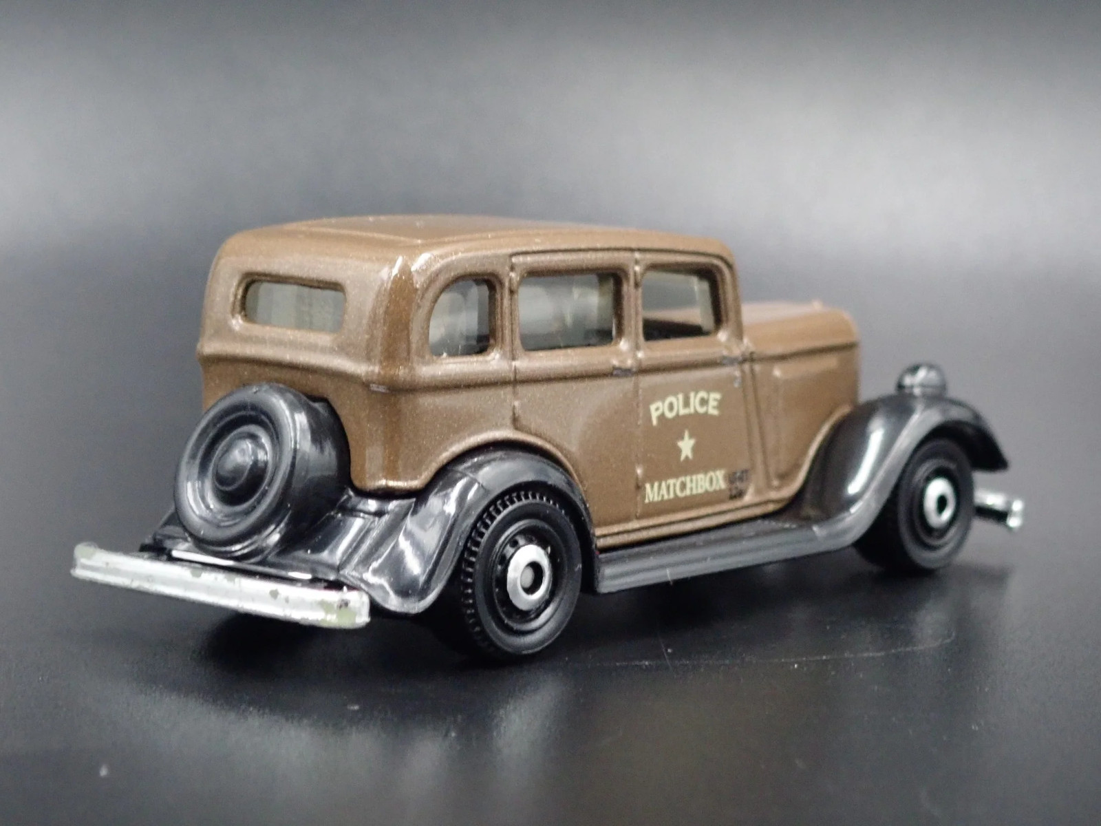 1933 33 PLYMOUTH PC SEDAN POLICE CAR RARE 1/64 SCALE DIORAMA DIECAST MODEL CAR