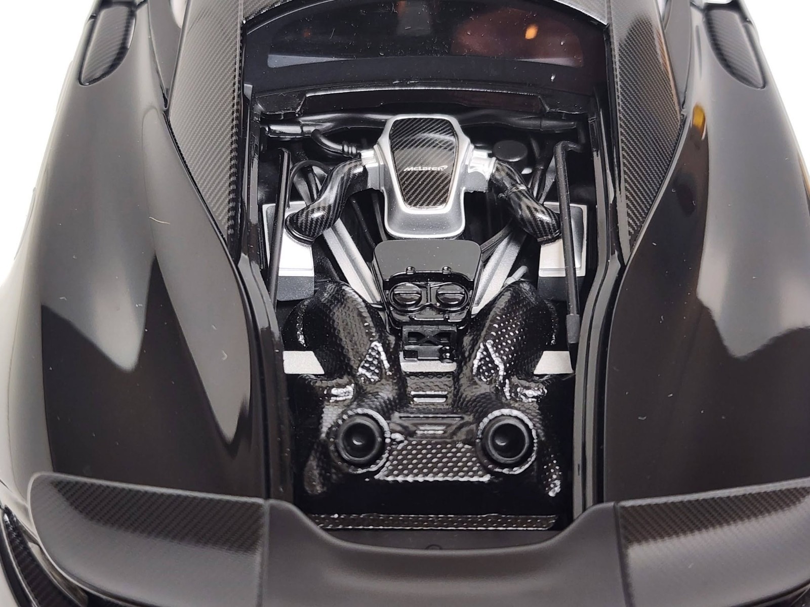 AUTOart – 1/18 die cast: McLaren 600LT, ONYX BLACK and orange inside.