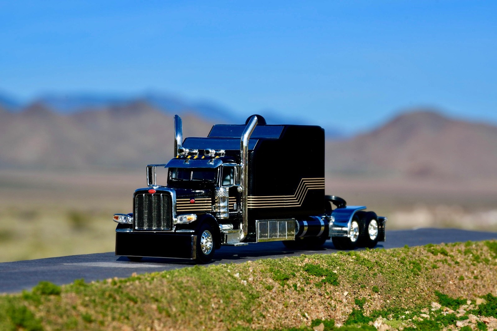 1/64 DCP Smokey and the Bandit Peterbilt 389 with standup custom built sleeper