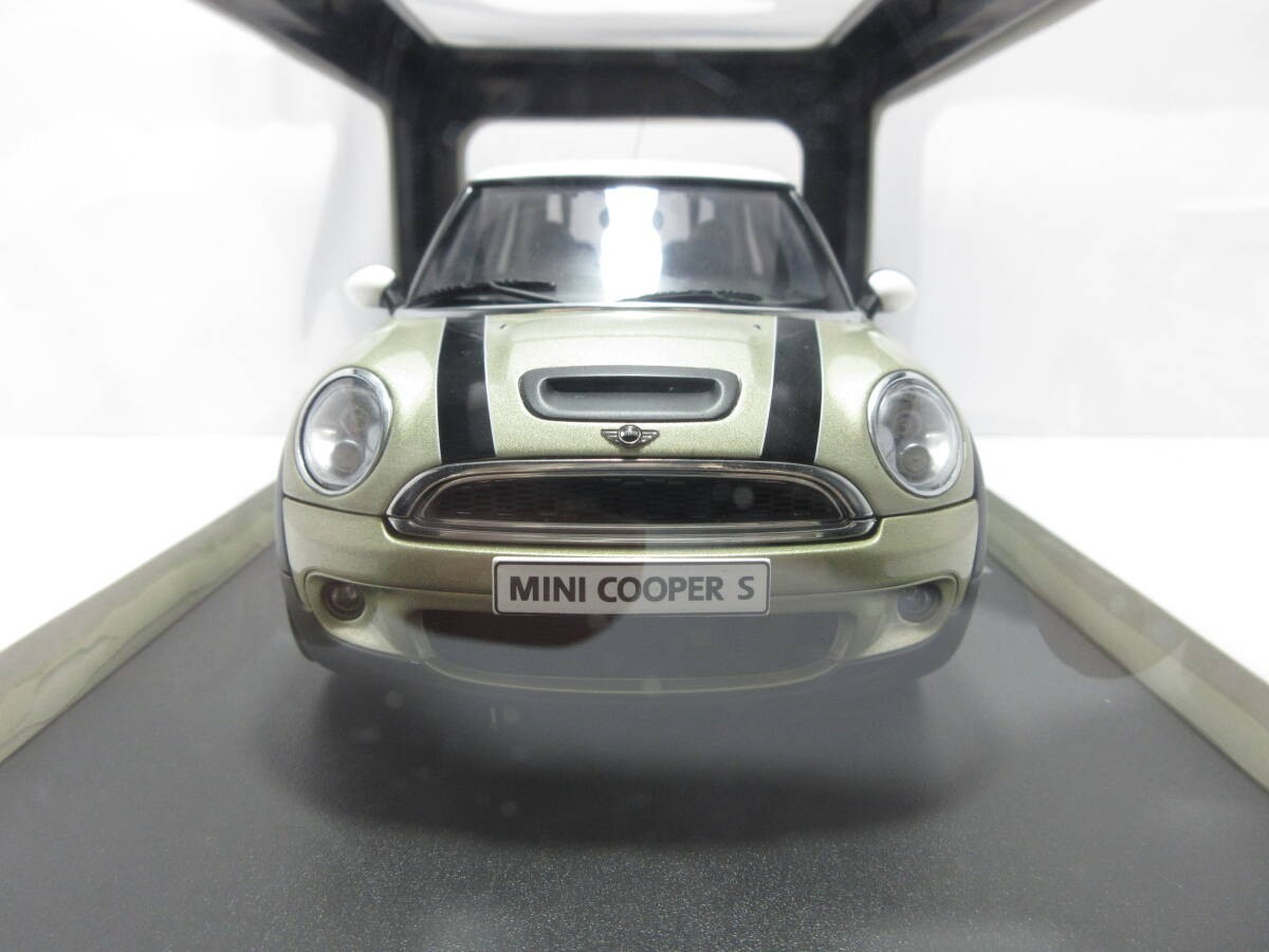 1:18 AUTOart MINI Cooper S 2006 Sparking Silver Metallic/White Roof Model