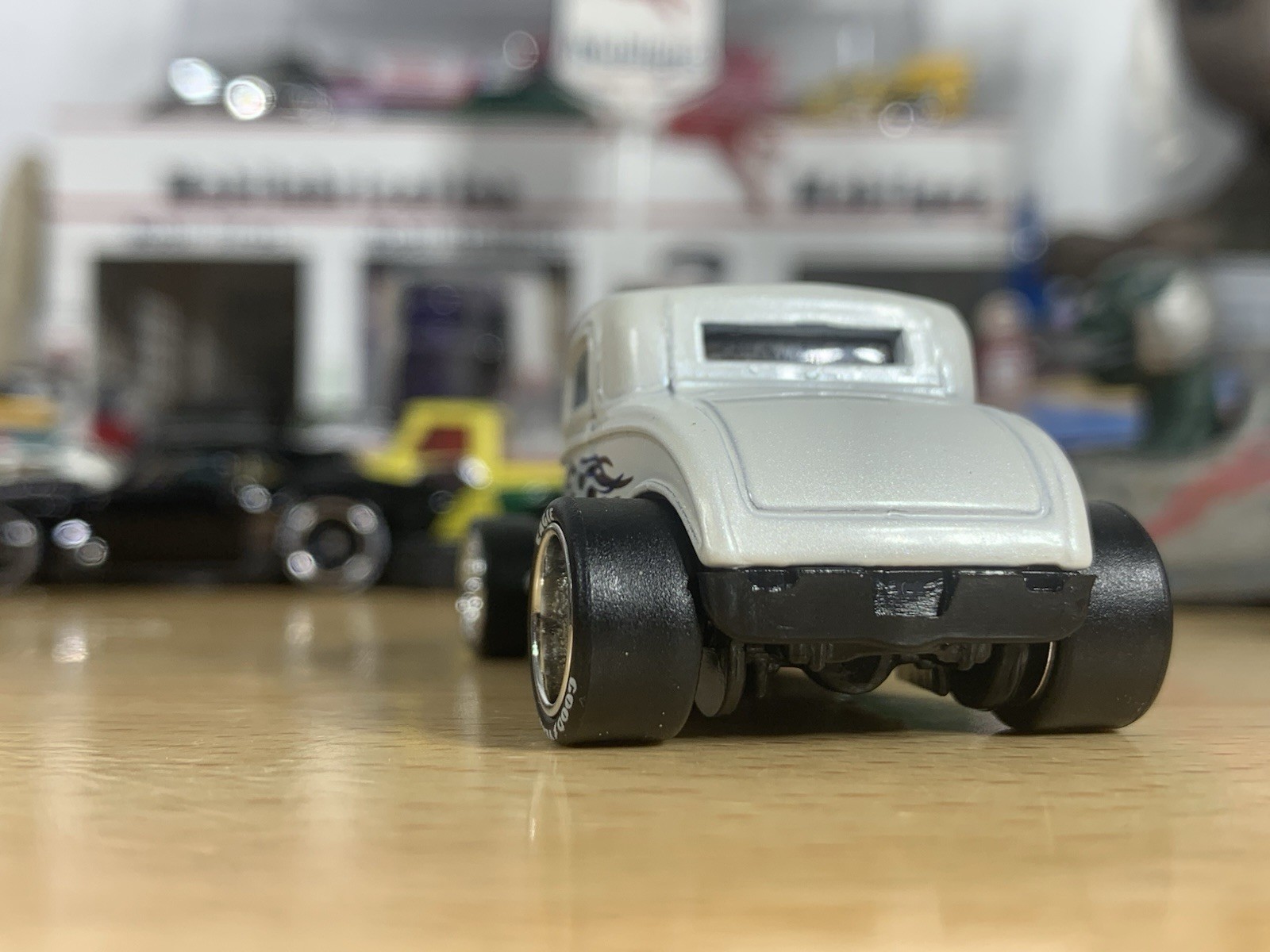 Hot Wheels ’32 Ford Pearl White with Flames Hot Rod Custom Wheel Swap Loose