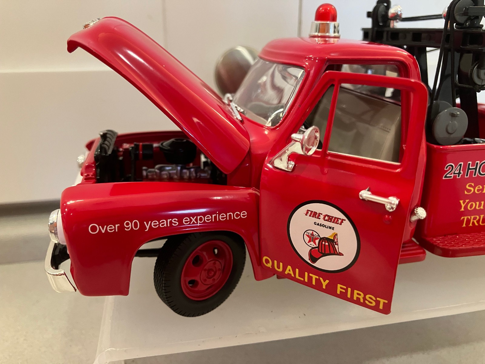 1953 Red Ford F-100 Tow Truck & Coin Bank Die Cast 1:24 Scale ‘Gearbox’ Quality