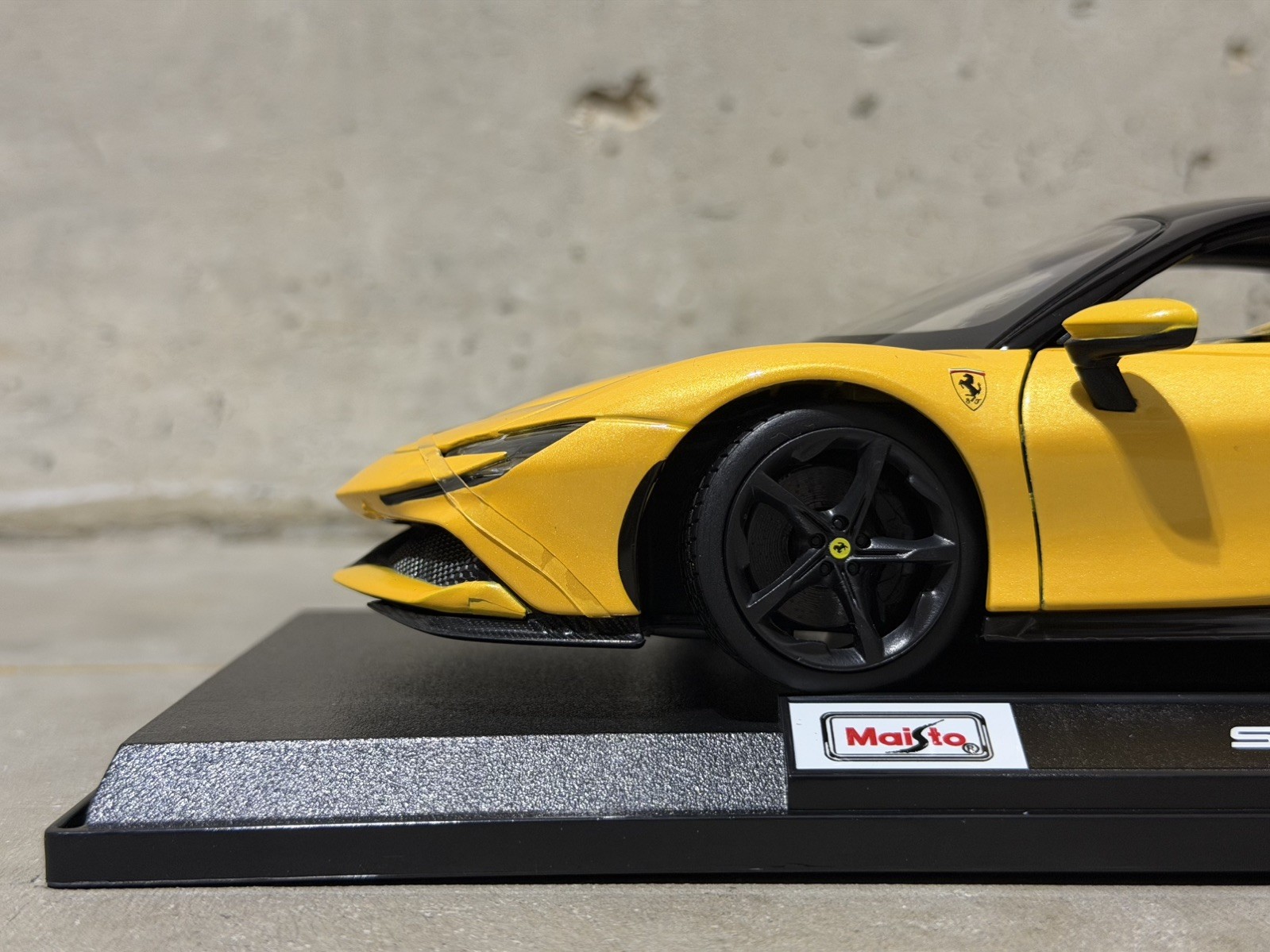 Ferrari SF90 1:18 Maisto Special Edition Diecast Model Car – Yellow