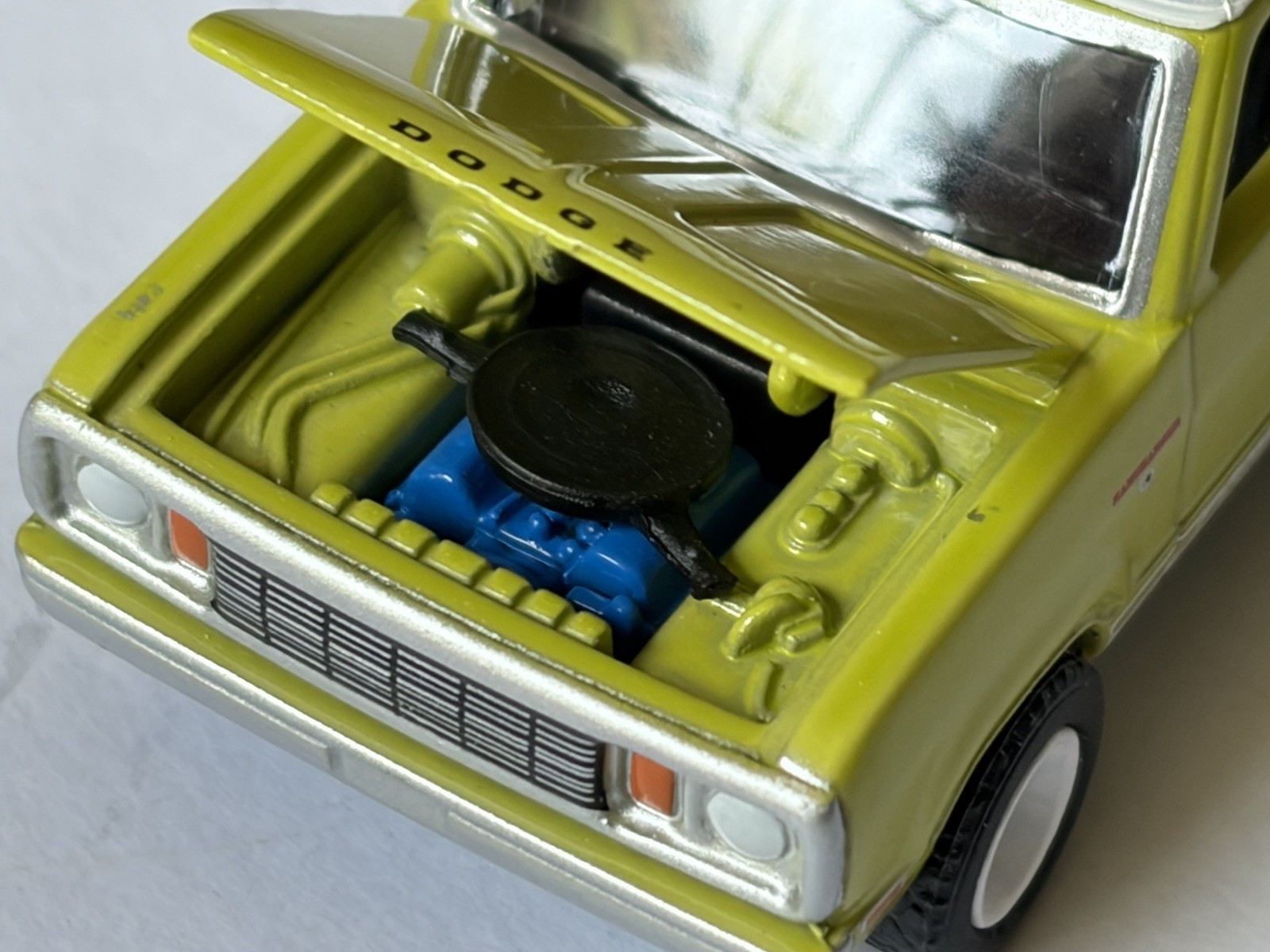 Greenlight 1977 Dodge Ramcharger 1:64 All Terrain, lime-green