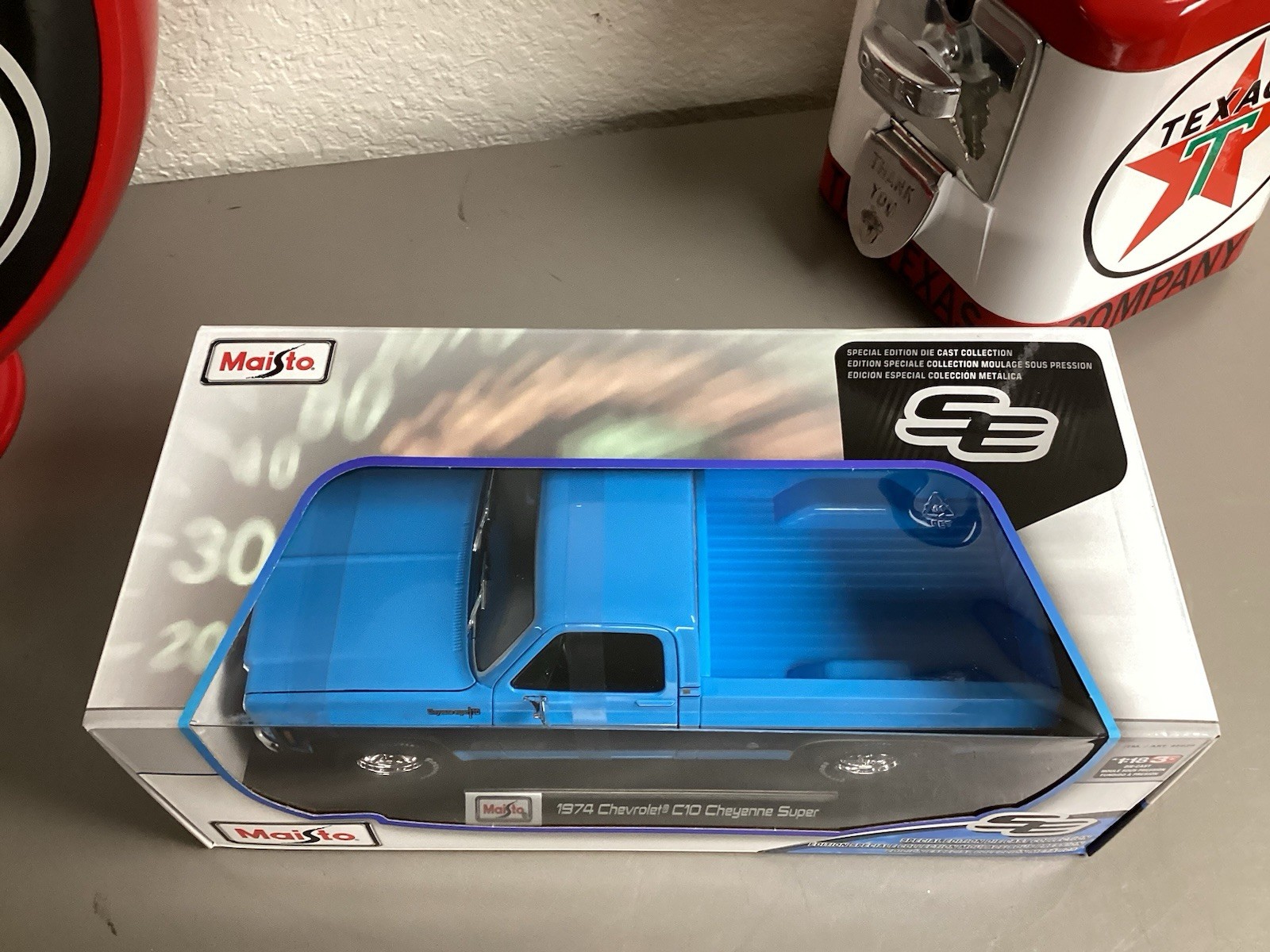 Maisto 1974 Chevrolet C/10 Cheyenne Super 1:18 Scale Special Edition Diecast