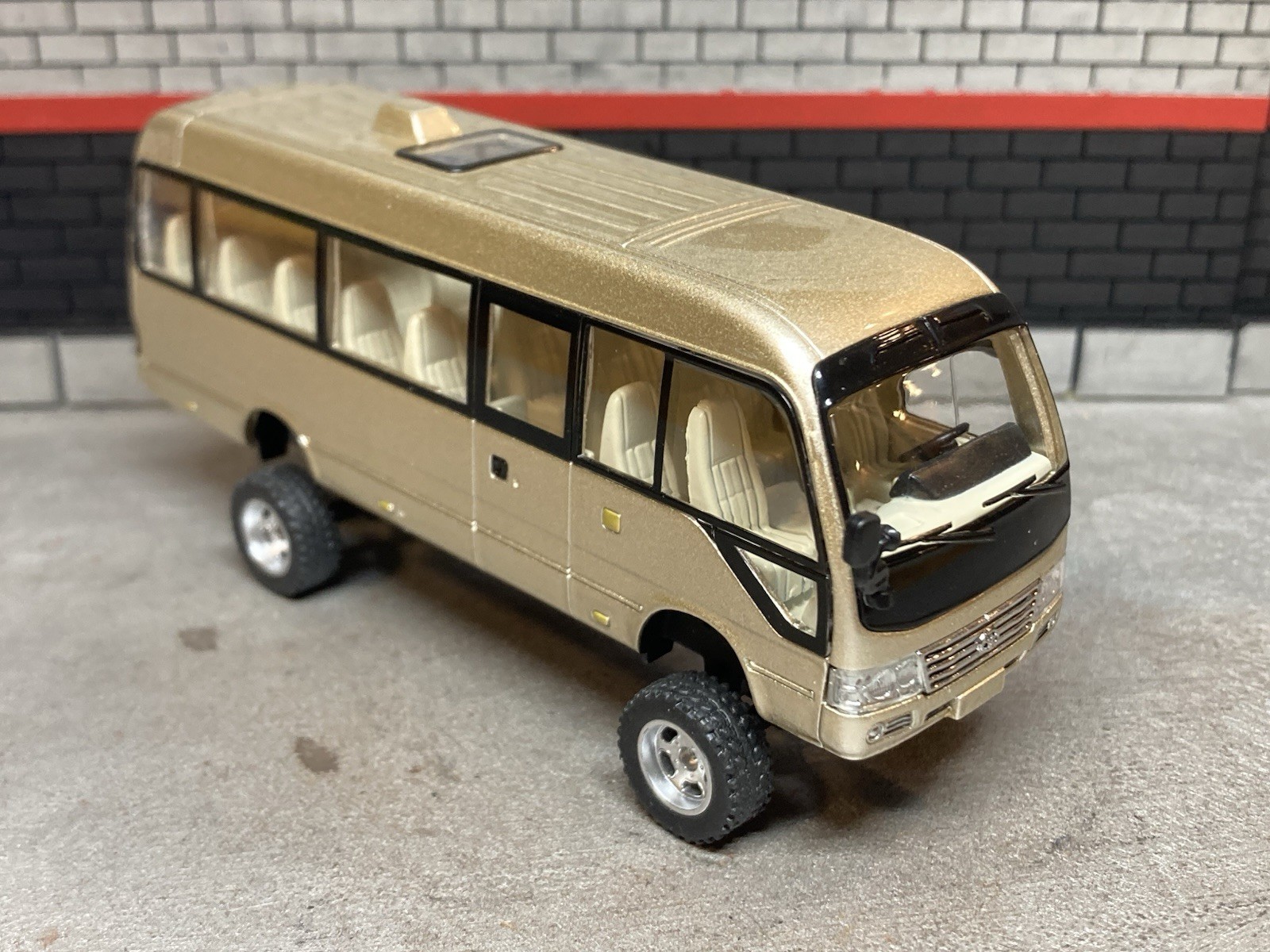 2013 Toyota Coaster Minibus Lifted 4×4 Shuttle Bus 1/64 Scale Diecast Custom