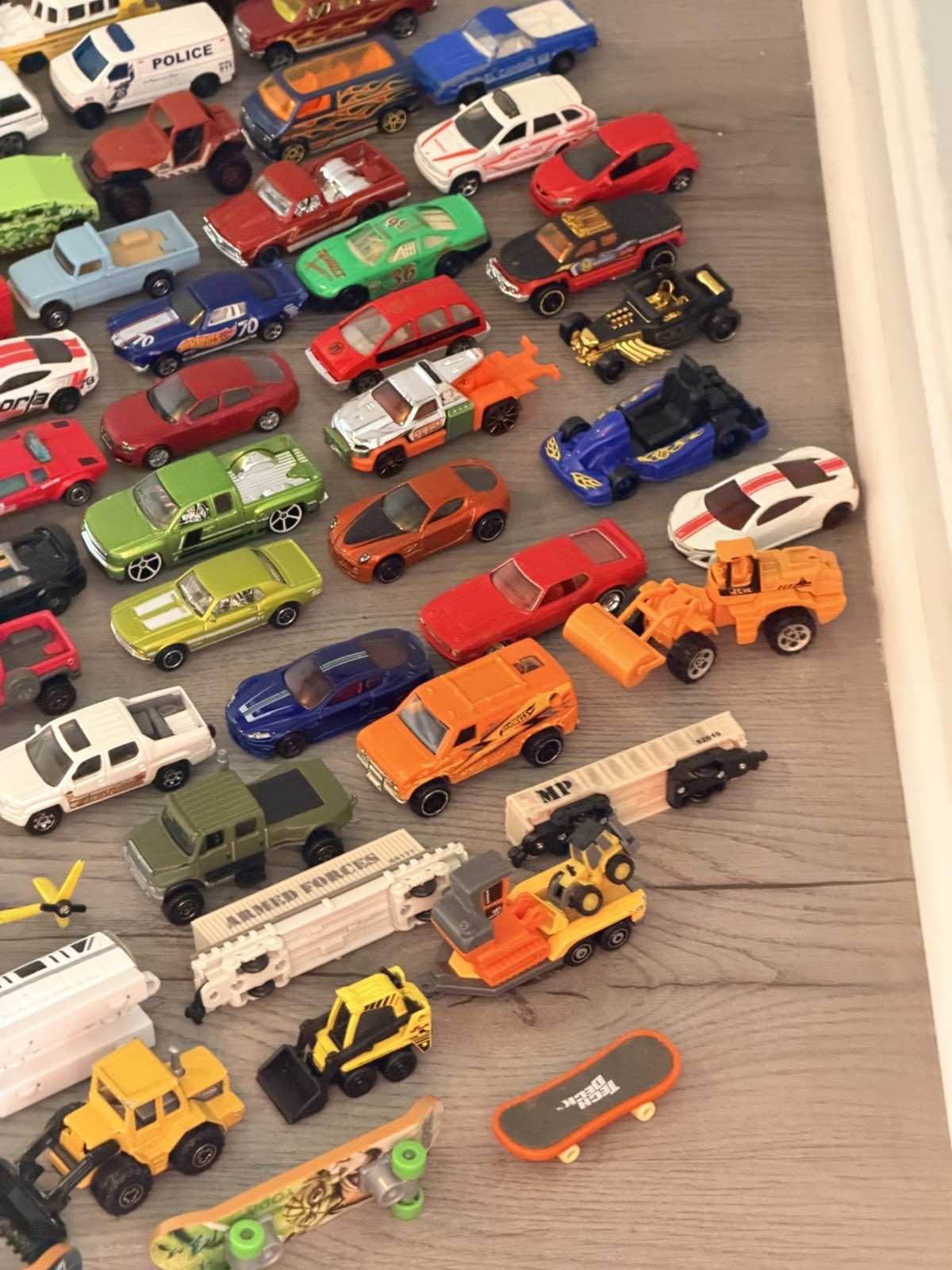 Large (126 pieces) collection of loose die-cast , plastic toy cars. Various size