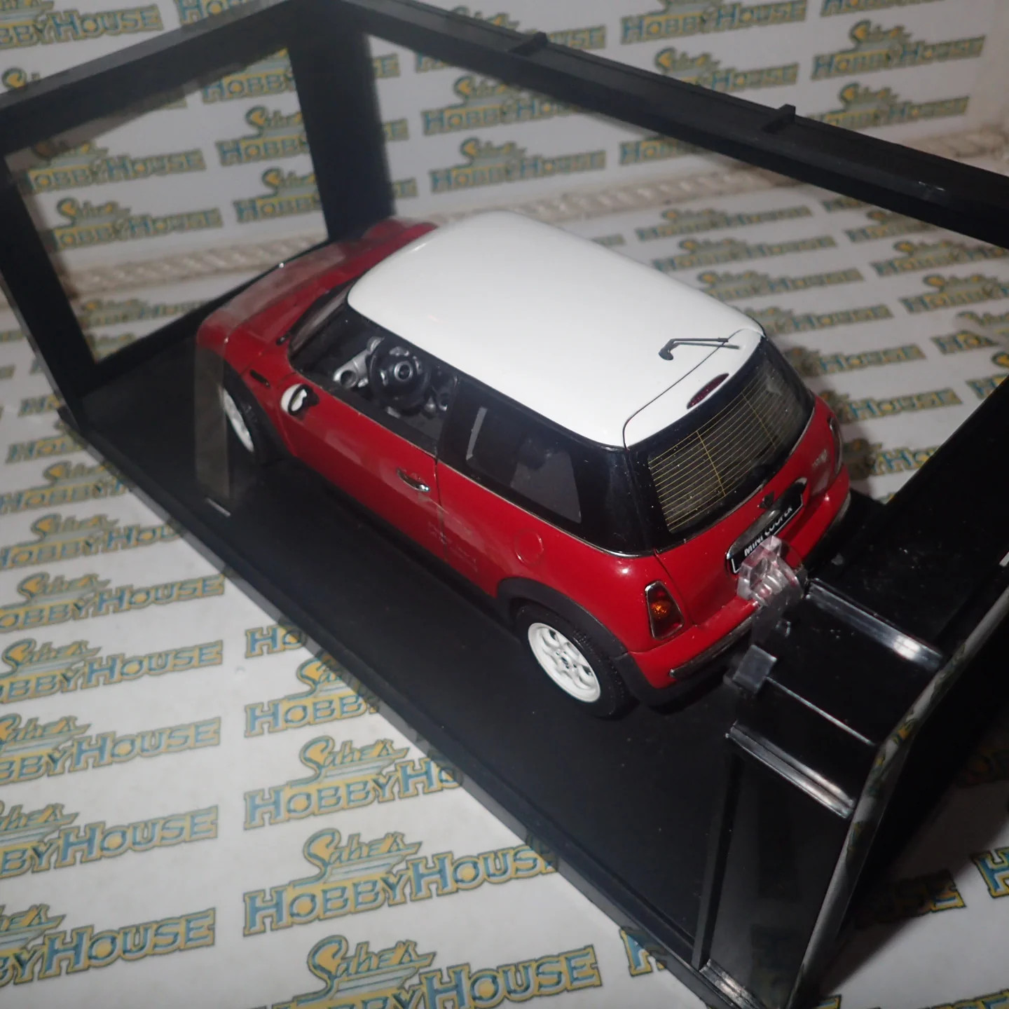 AutoArt 74822 – 1/18 Scale – BMW Mini Cooper Red
