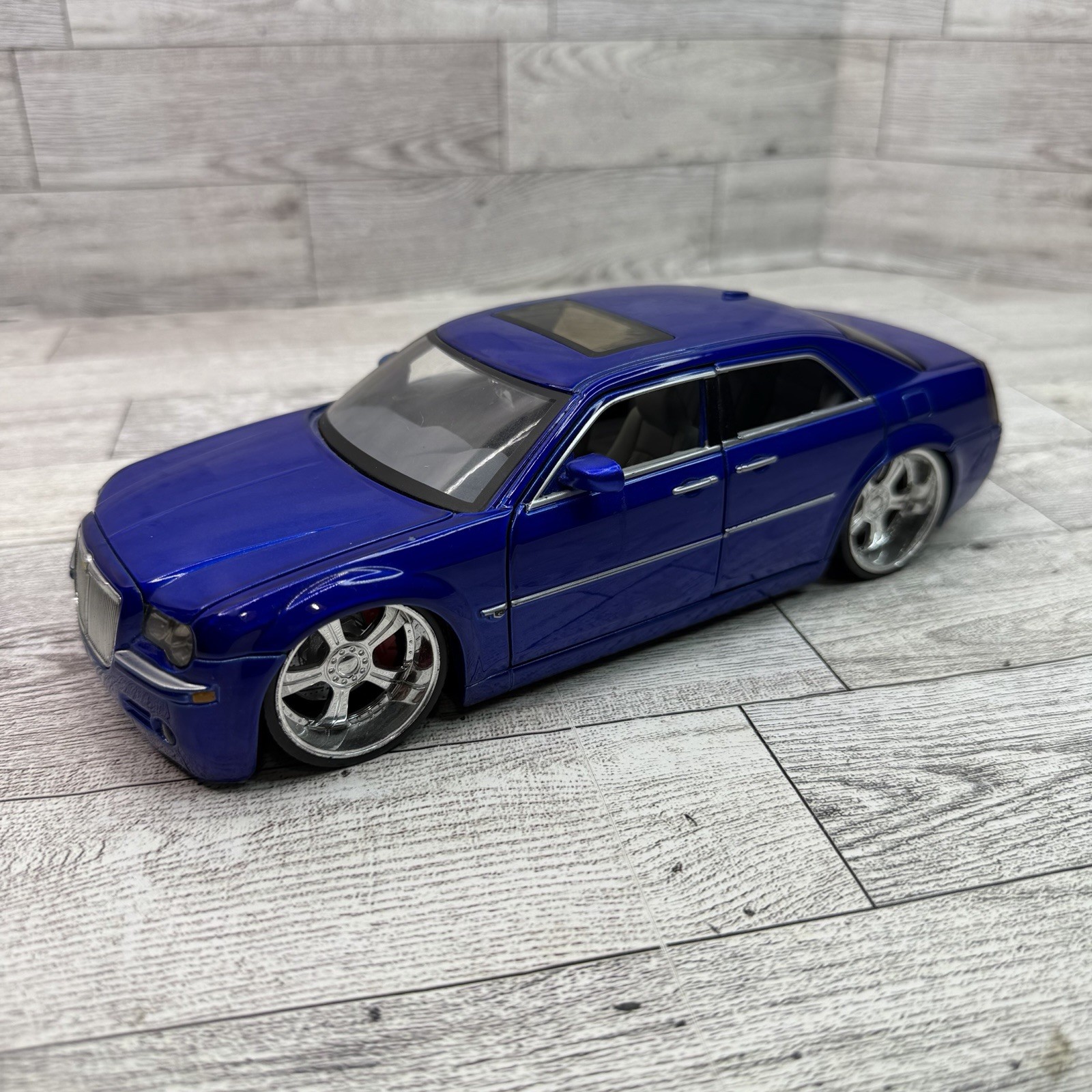 Jada Dub City 2005 Chrysler 300C HEMI 1/24 Scale Candy Blue Diecast