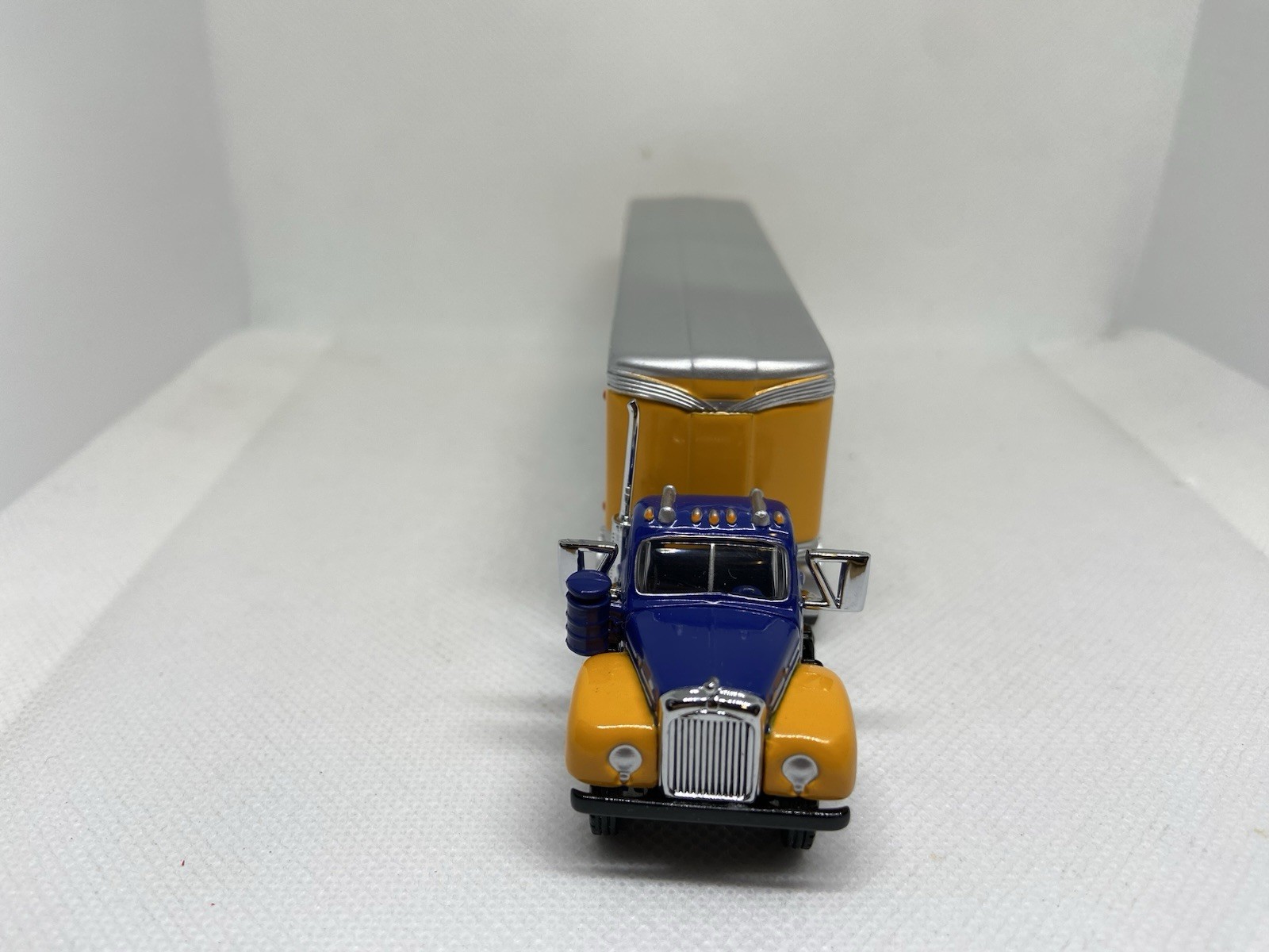 Matchbox-collectible-the champion 1956 mack b61 Tractor Trailer -7 inches 1998