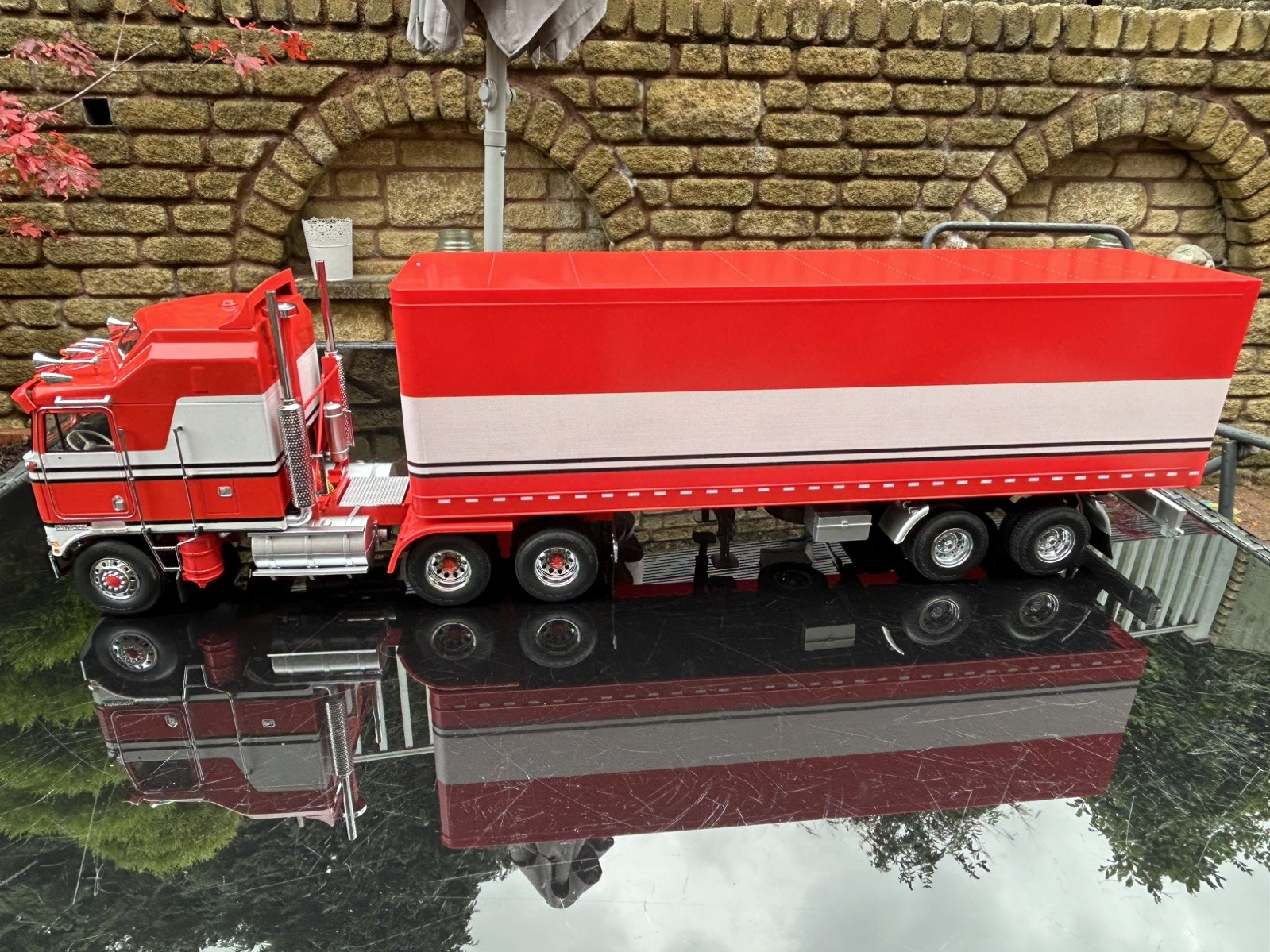 Road Kings 1/18 Scale Kenworth Truck & trailer , Bj and the bear colour scheme