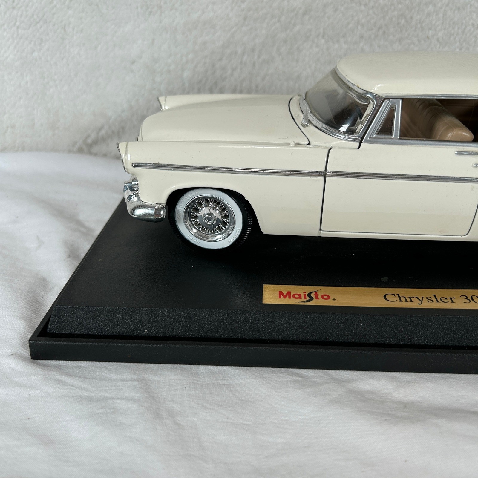 Maisto Chrysler 300B 1956 Cream 1:18 Scale Diecast Model Car with Display Stand