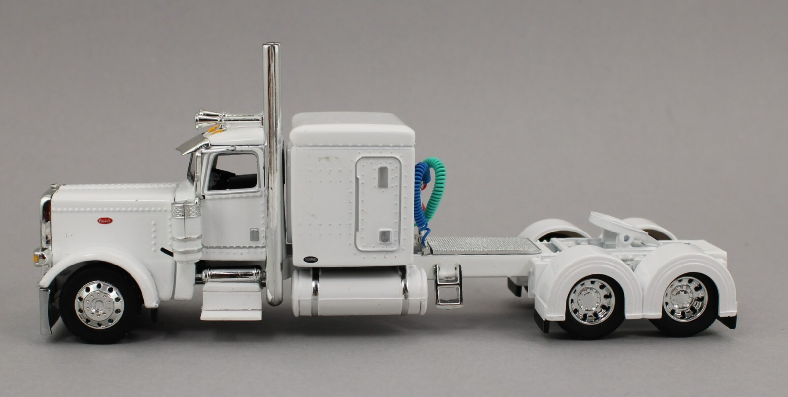 DCP 1:64 *WHITE* Peterbilt 389 63″ Flattop w/LANDOLL 440 Traveling Axle Trailer