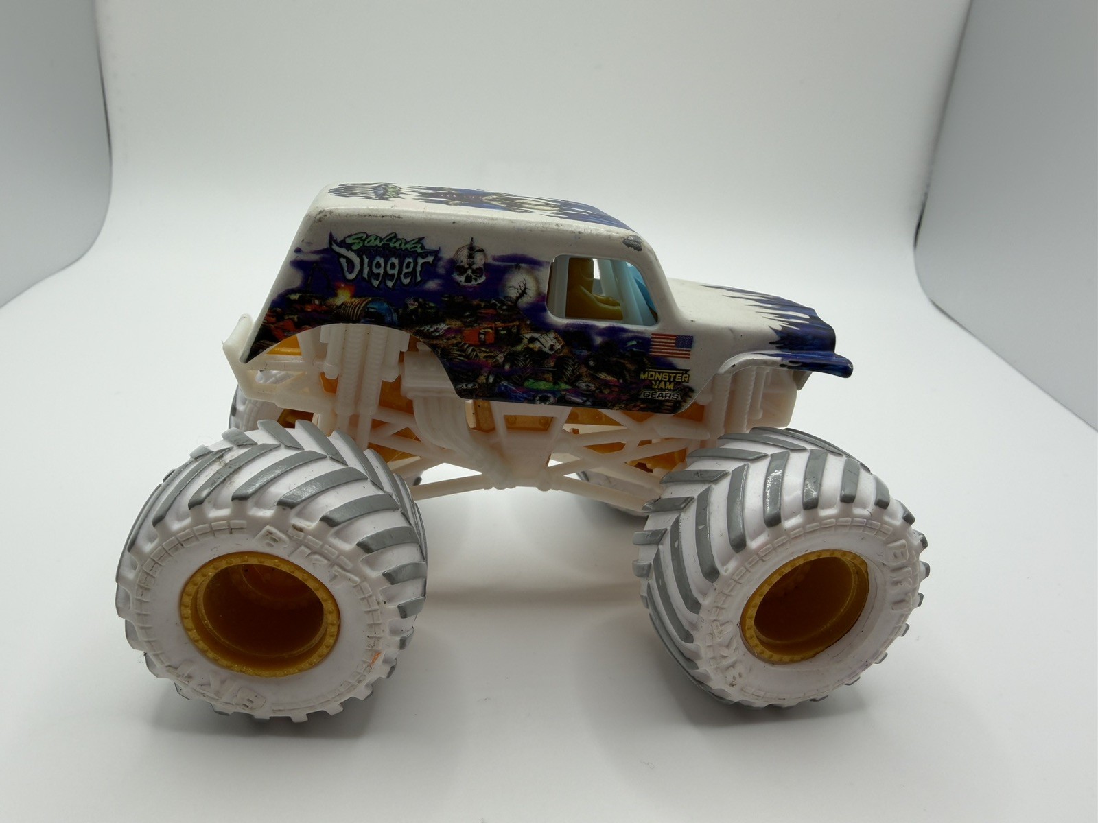 Spin Master Monster Jam Walmart Gears And Galaxies Series Son Uva Digger 1/64