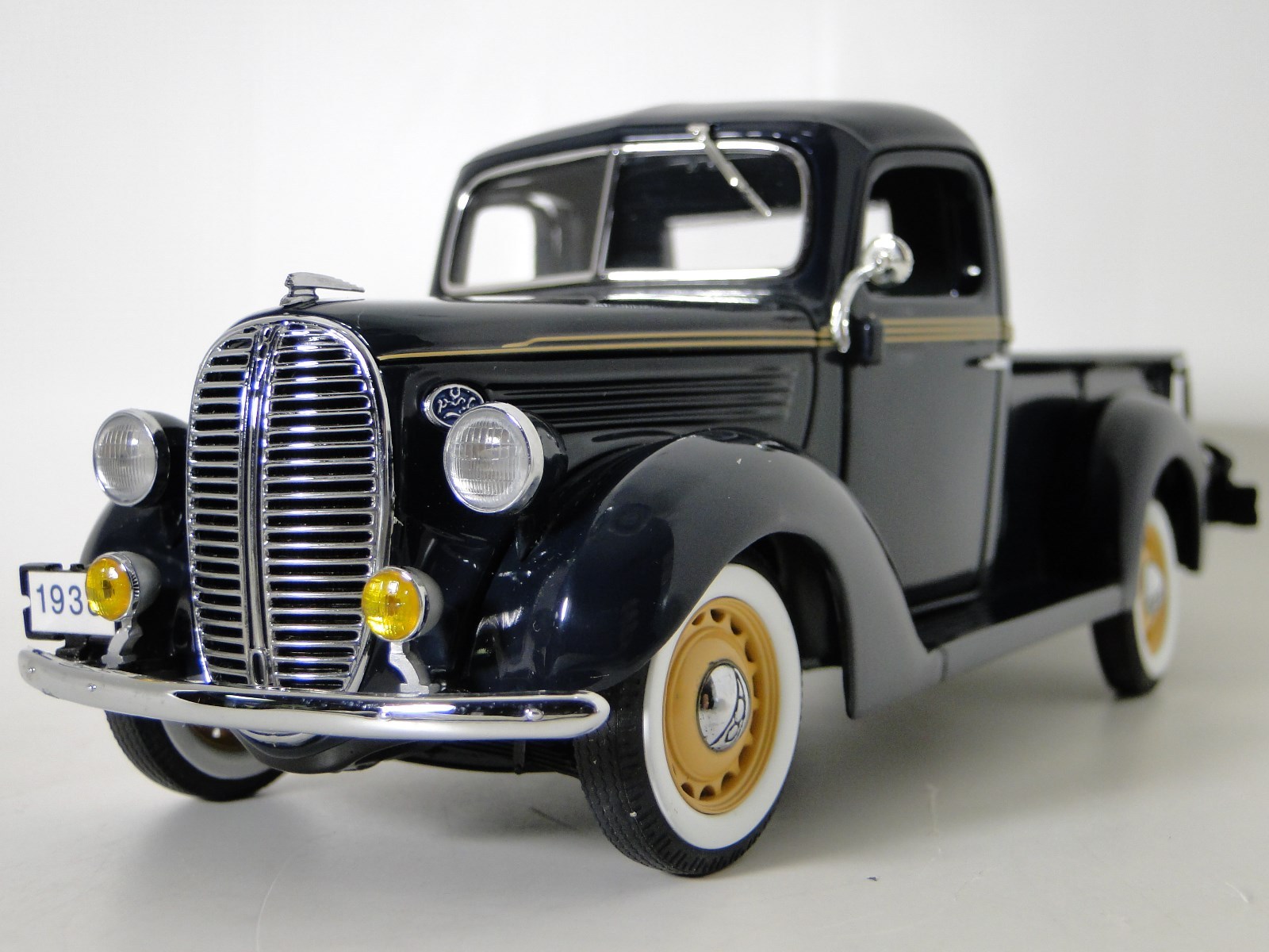 Ford Pickup Truck Wagon Classic Custom Built Metal Model Race Car 18 1 24