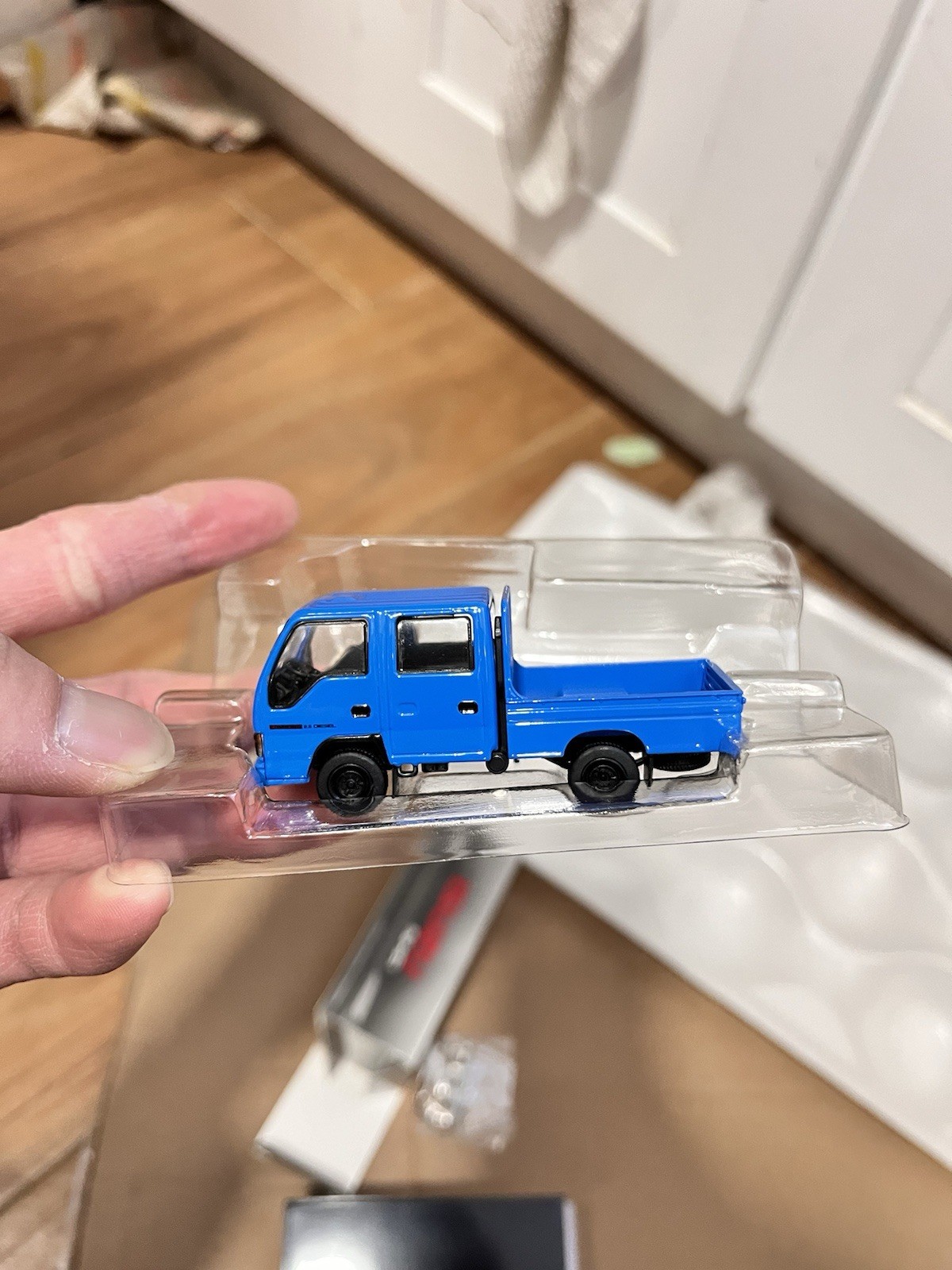 1:64 Scale Isuzu NHR LHD Blue Cargo Truck Diecast Model Car