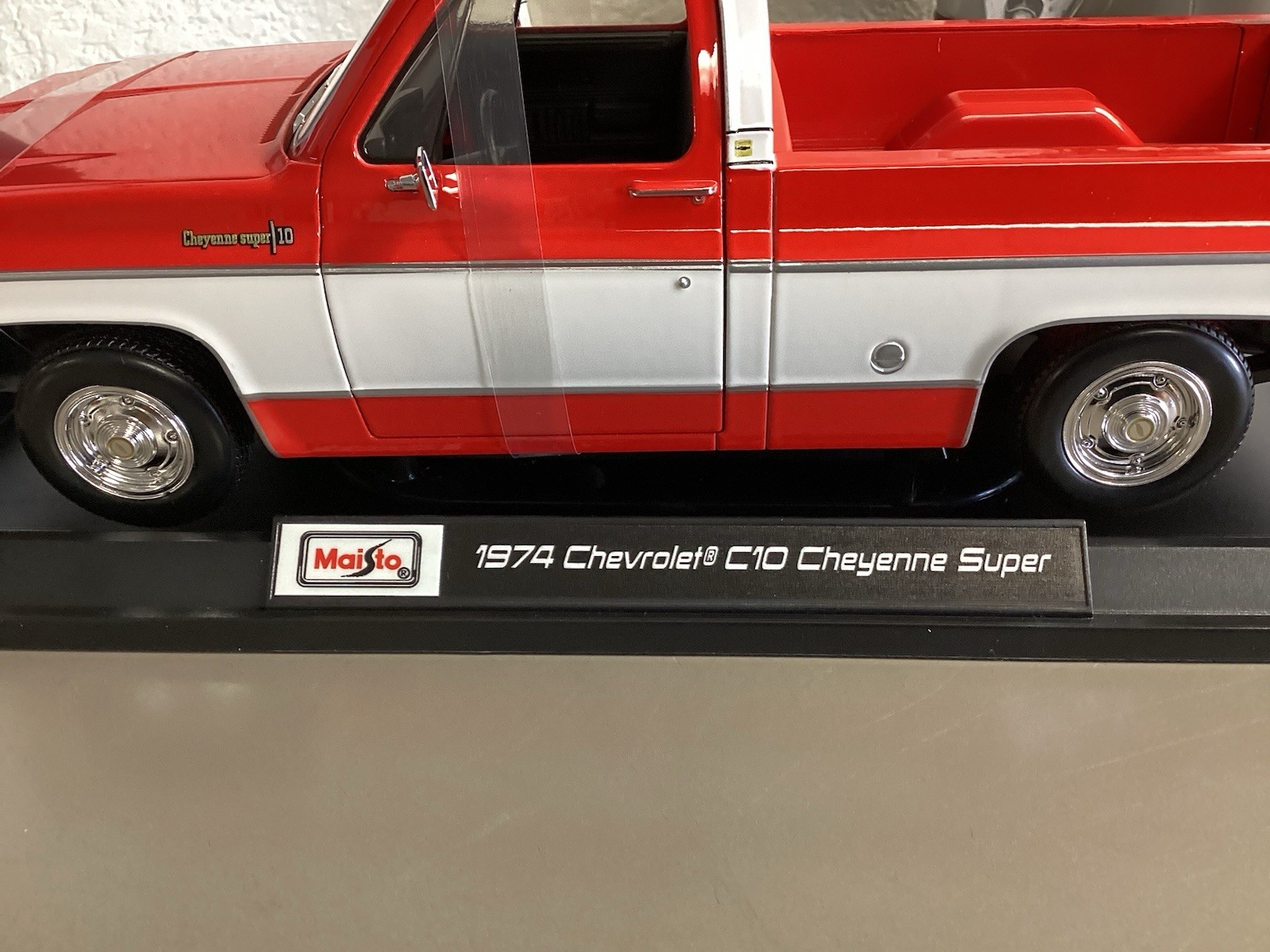 Maisto 1974 Chevrolet C/10 Cheyenne Super Red 1:18 Scale Special Edition Diecast