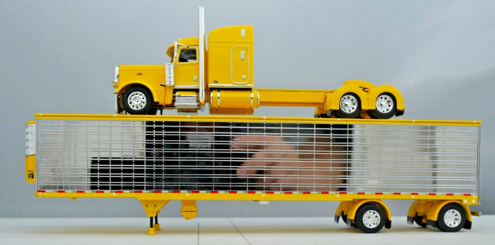 DCP 1/64 Yellow Chrome Peterbilt 389 Utility Refrigerated Trailer 60-1733