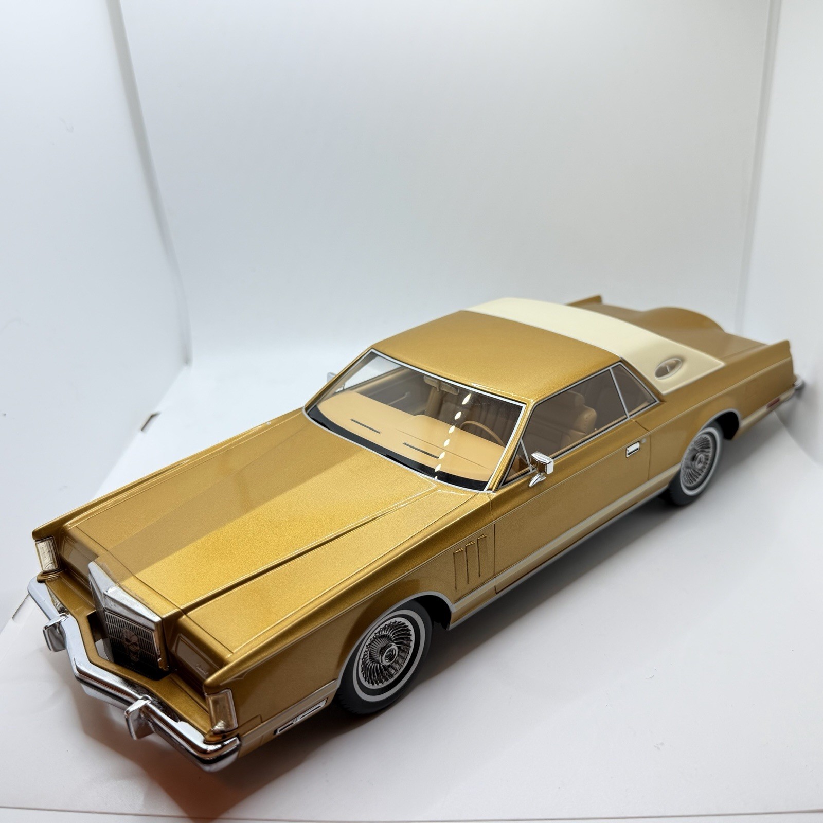 1977 LINCOLN CONTINENTAL MARK V GOLD SEALED MODEL 1:18 by MCG MODEL CAR GROUP
