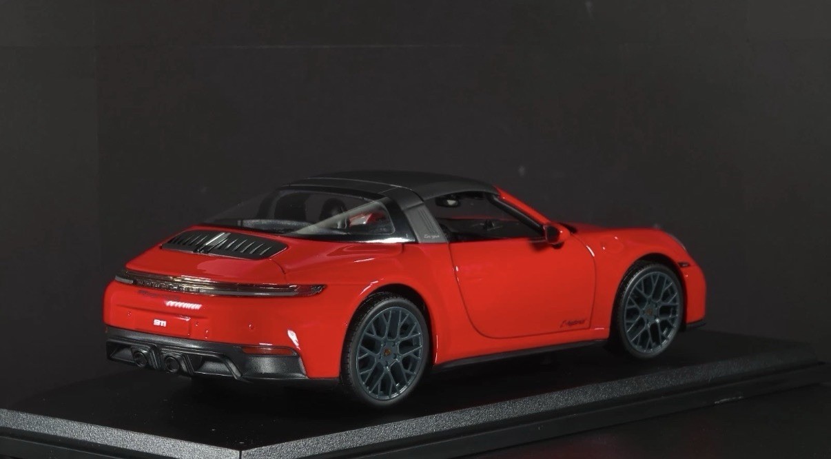 Porsche 911 Targa 4 GTS (992.2) 1:18 Maisto Exclusive Style Special Edition red