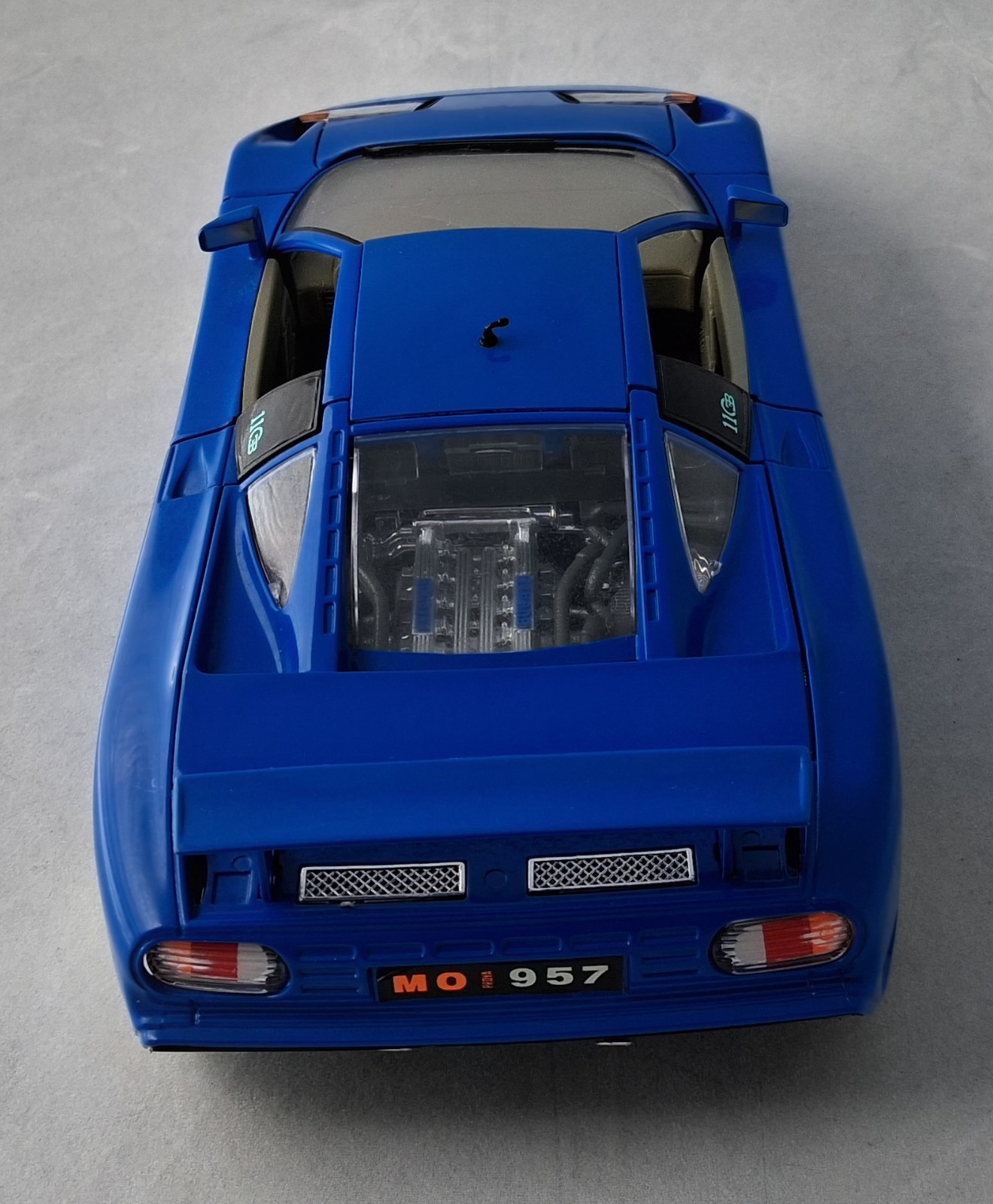 1991 Bugatti EB 110 1:18 Diecast (Blue) : Burago