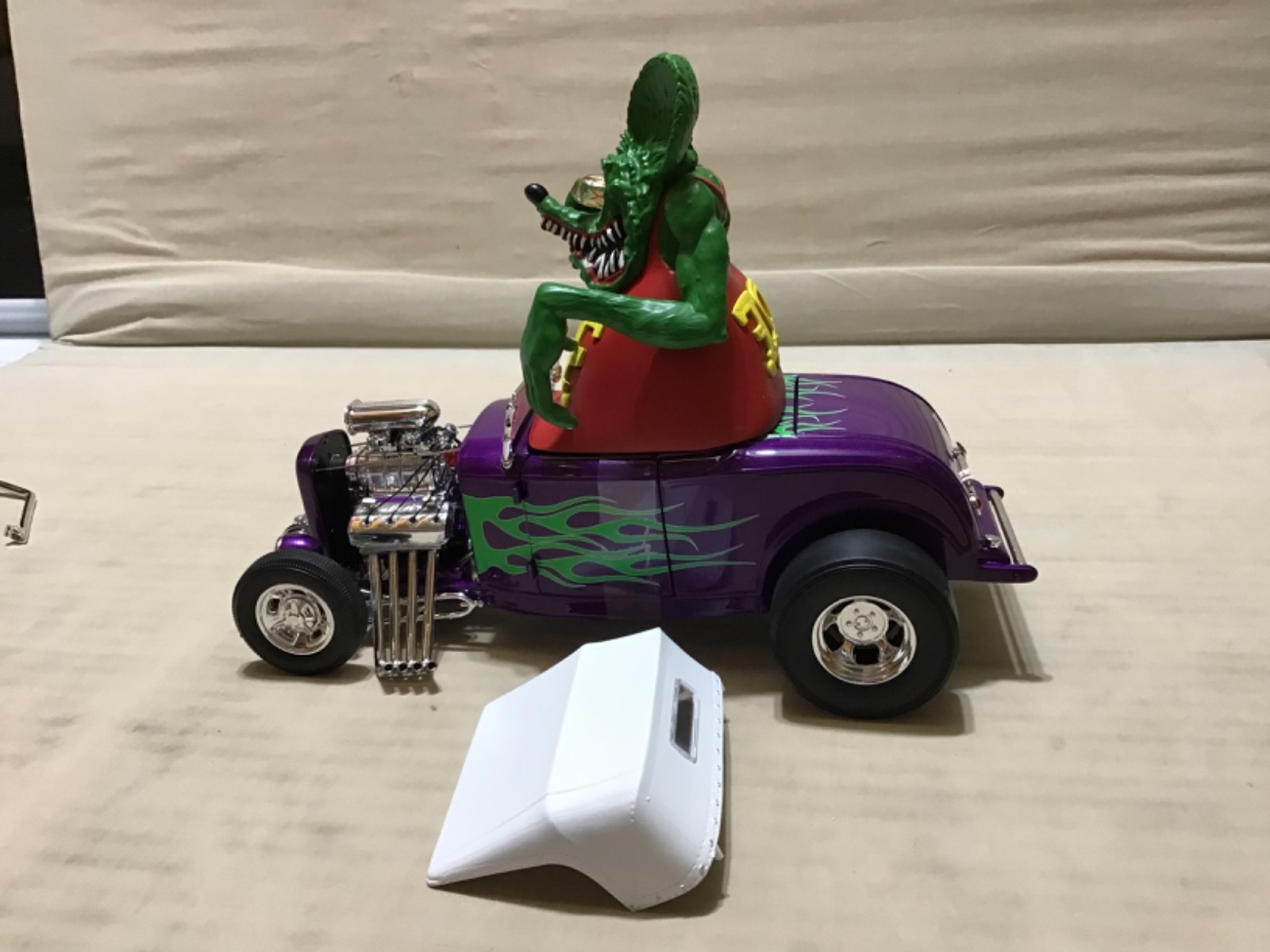 FORD 1932 RAT FINK WITH FIGURE PURPLE FLAMED ROADSTER 1/18 ACME #A1805020 NICE