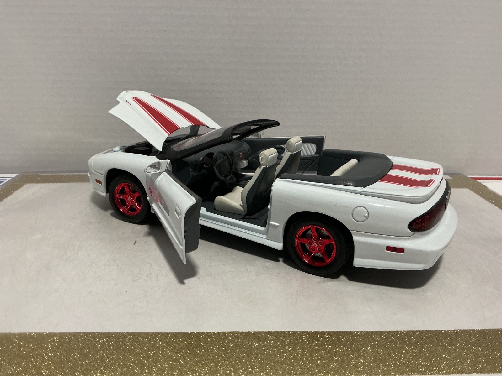 1:18 ROAD SIGNATURE 1999 PONTIAC FIREBIRD WHITE ON RED [NO BOX]