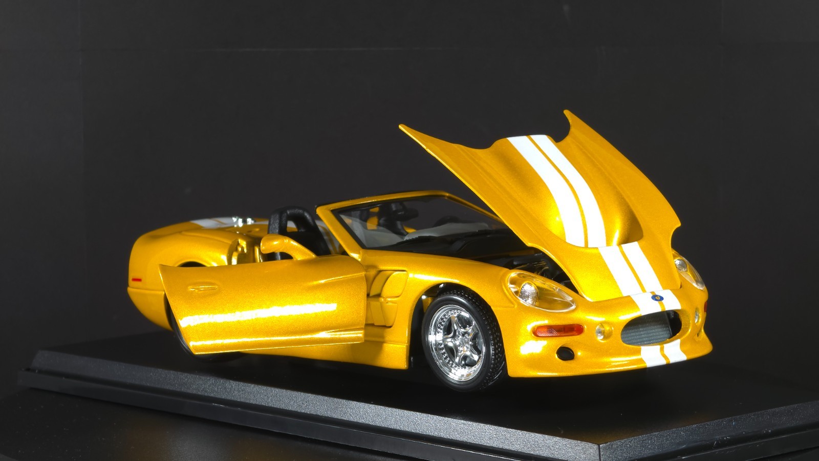 Shelby Series one 1:18 Maisto Exclusive Style Special Edition – Yellow