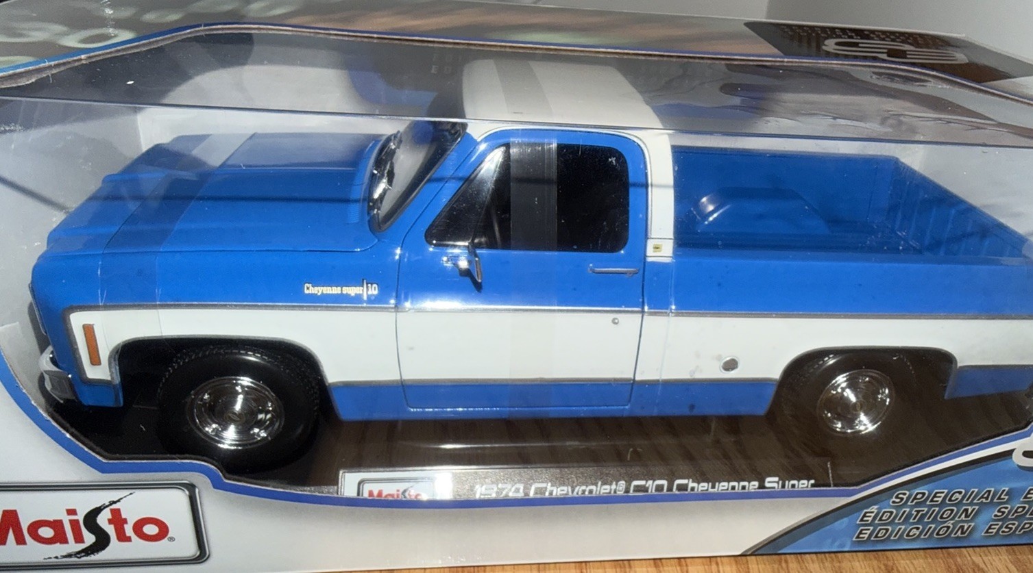 Maisto 1:18 1974 Chevrolet C10 Cheyenne Super Blue White Pickup Truck NIB Costco