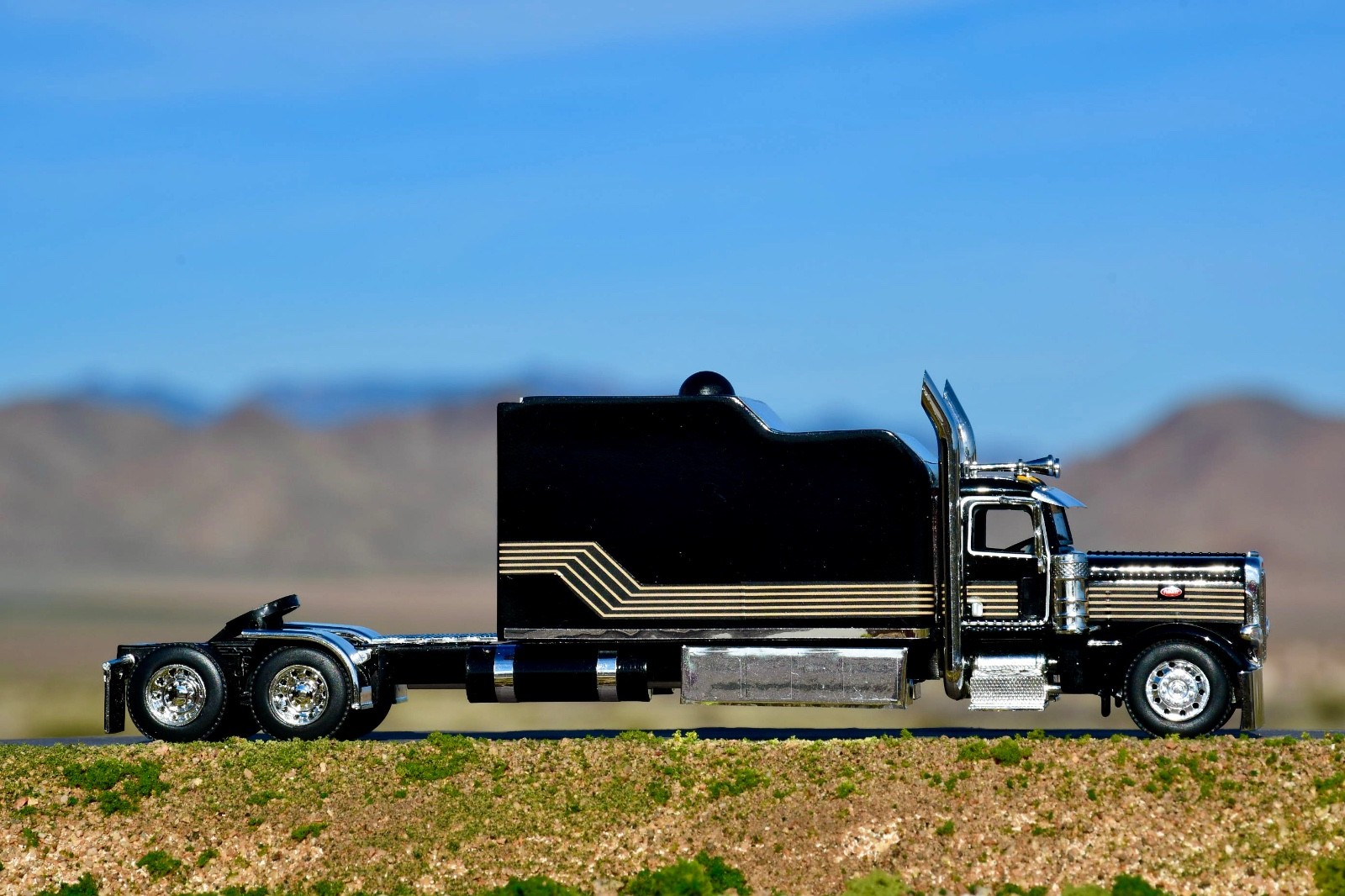 1/64 DCP Smokey and the Bandit Peterbilt 389 with standup custom built sleeper