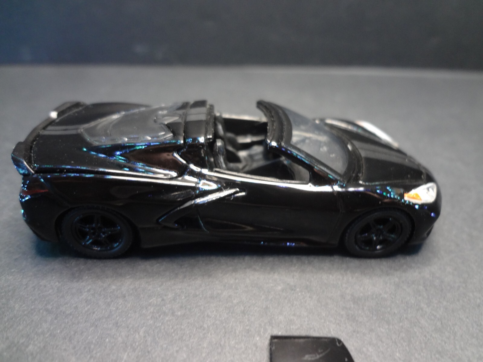 Greenlight 2020 Chevrolet Corvette C8 Stingray w/ removable top 1:64