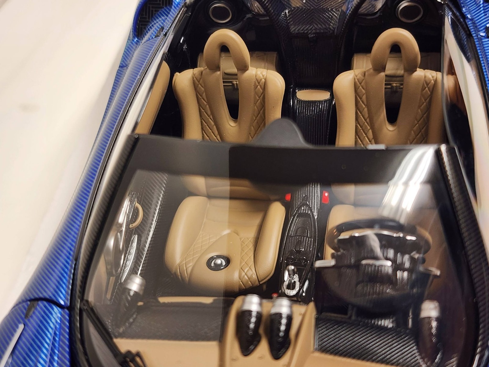 AUTOart 1:18 diecast car – Pagani Huayra Roadster (BLU Tricolore Carbon Fiber).
