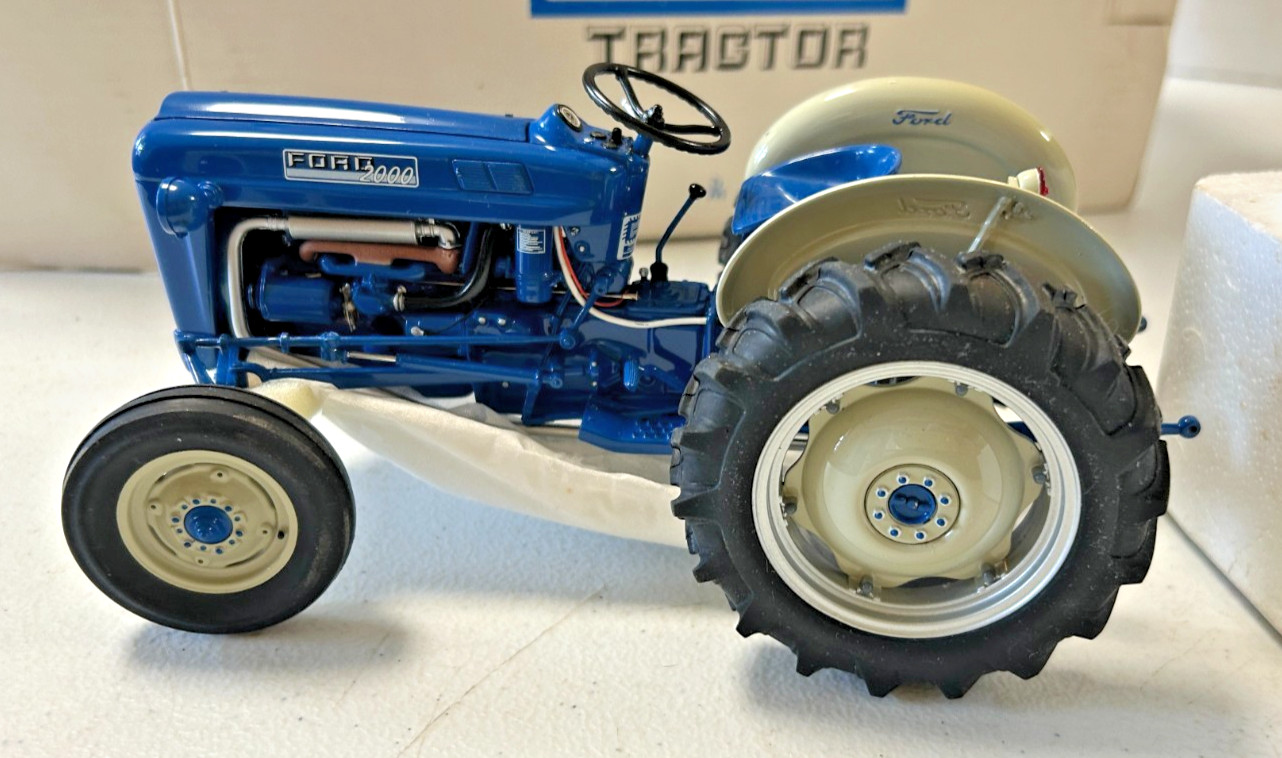 The Danbury Mint 1/16 1962 Ford Model 2000 Blue Diecast Original Box