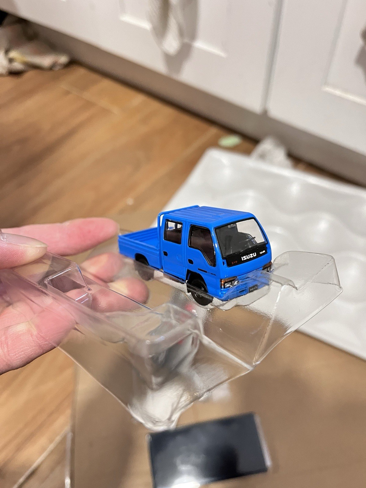 1:64 Scale Isuzu NHR LHD Blue Cargo Truck Diecast Model Car