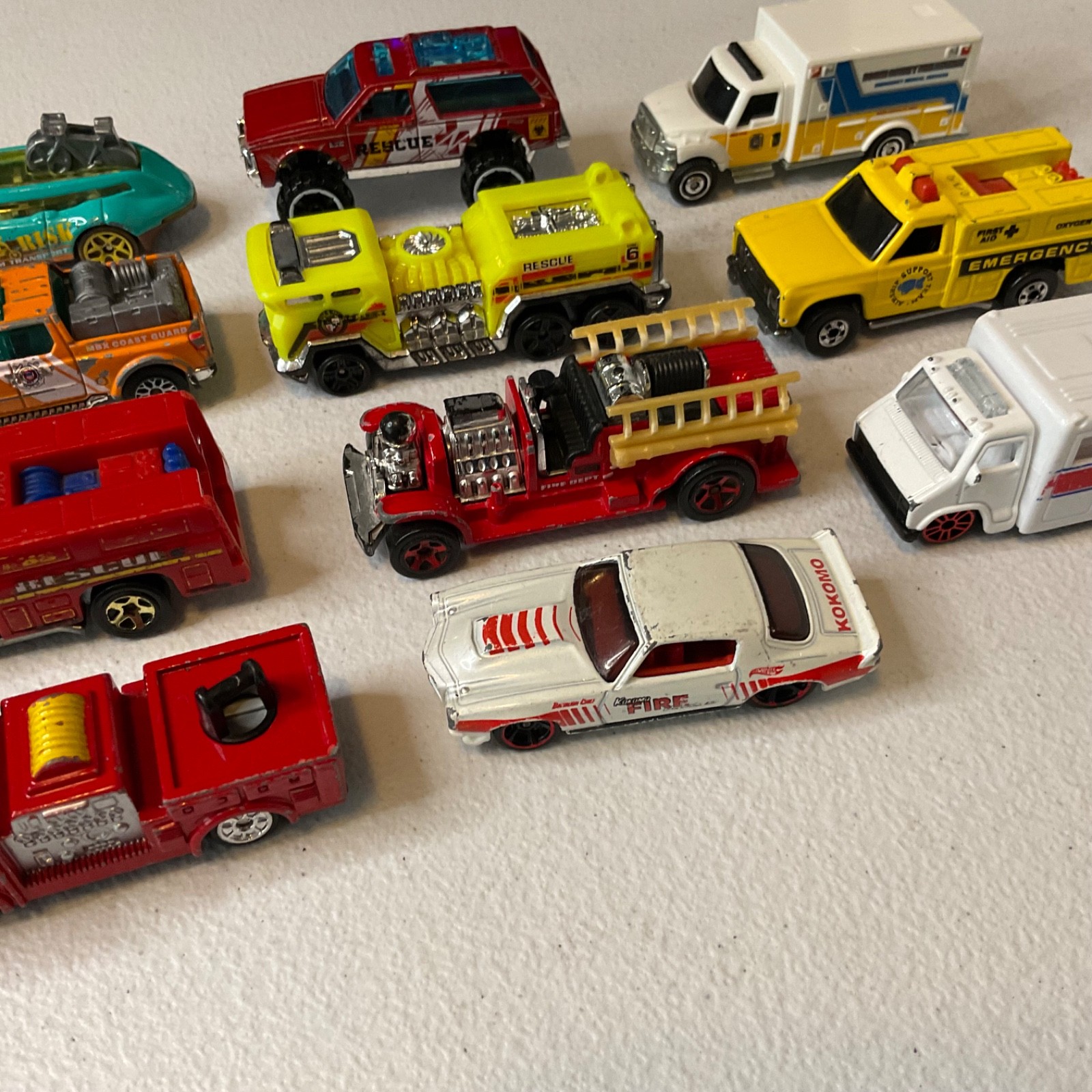 Hot Wheels Emergency Vehicle Lot of 16 Police Fire Rescue Ambulance Cars Trucks