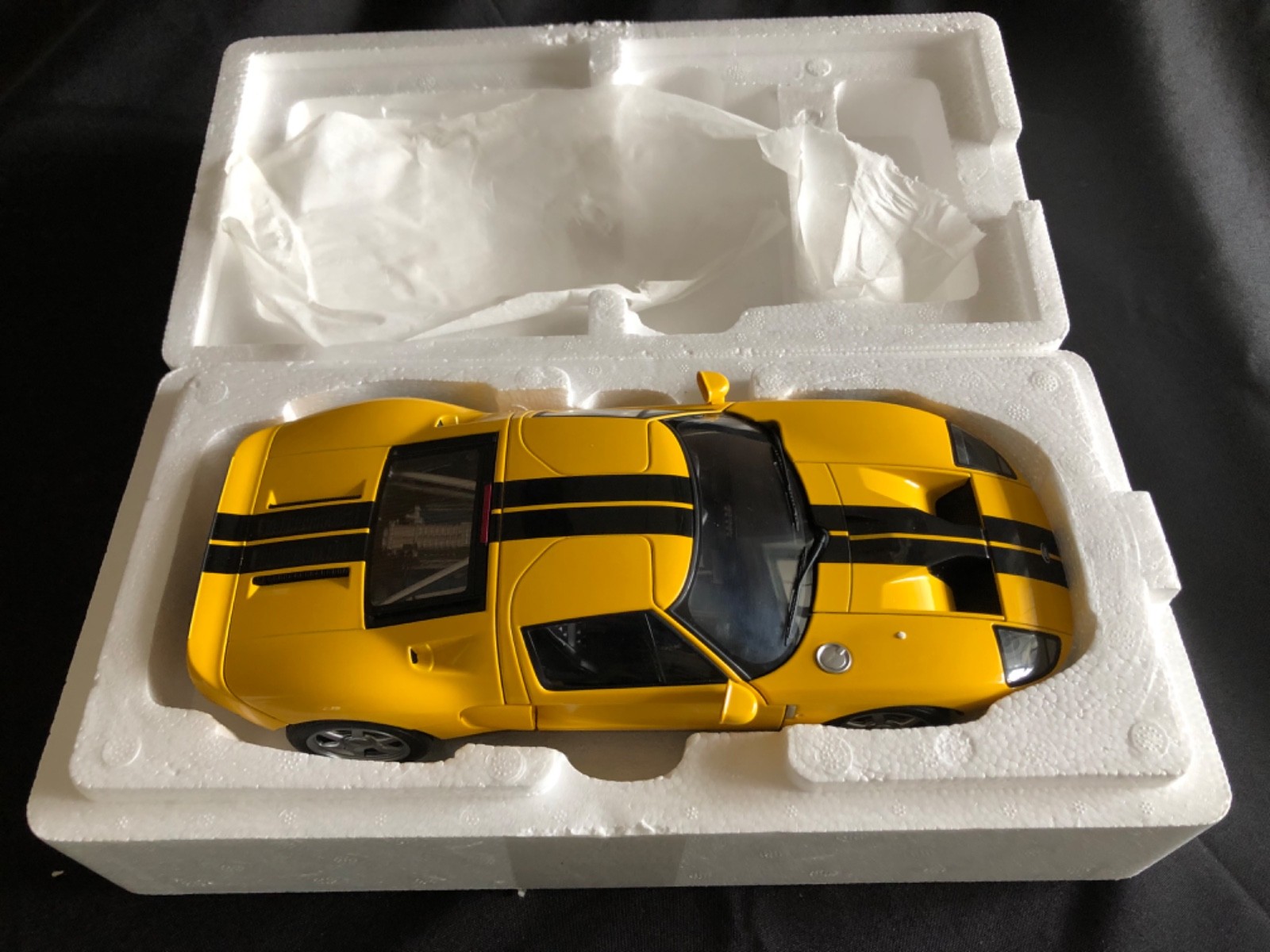 AUTO art Millennium 2004 Ford GT Yellow w/Black Stripes *NIB* 1:18