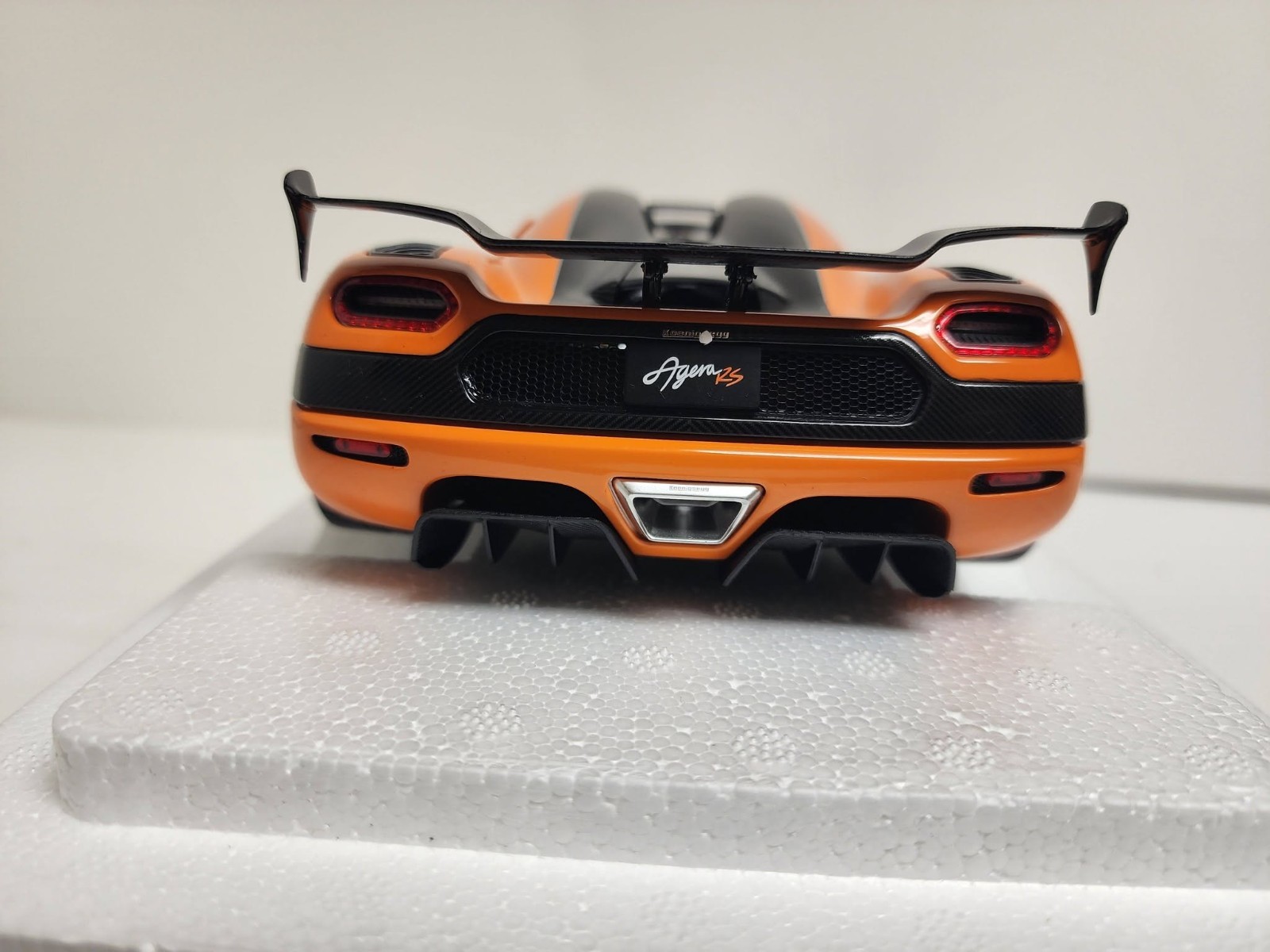 AUTOart: 1/18 autoart model car – Koenigsegg One 1 Agera RS, cone orange/black.
