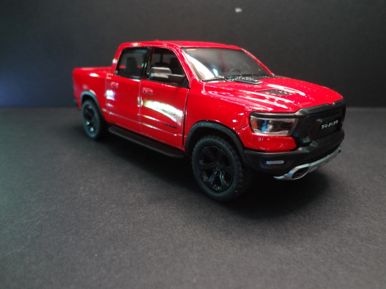 1:46 Scale 2019 Dodge RAM 1500 red – Loose
