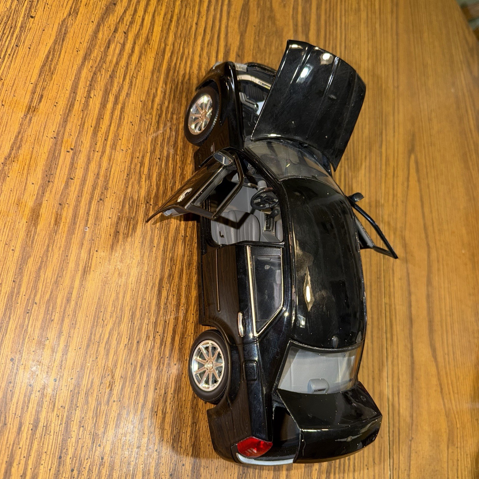 Maisto 2005 Chrysler 300C Hemi Black 1:18 Diecast Collectable Car