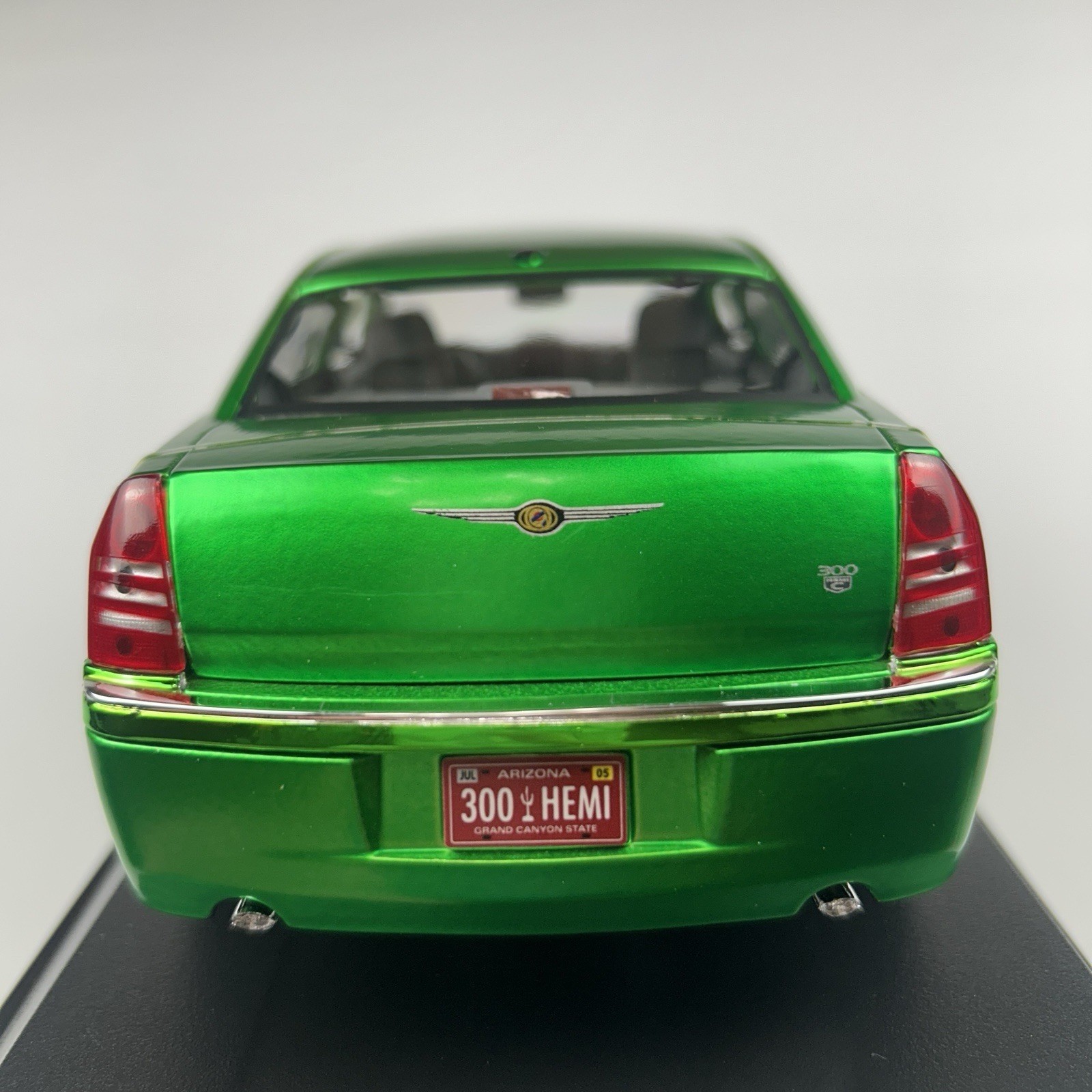 2005 Chrysler HEMI 300C Green 1:18 Diecast Model Car Maisto Special Edition