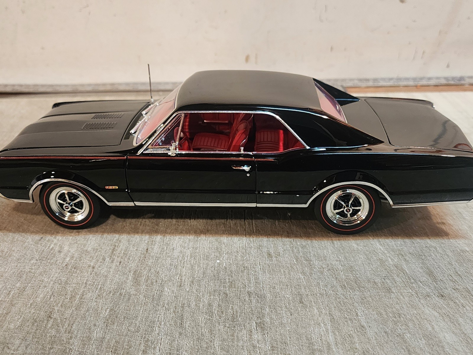 ACME 1:18 1967 OLDSMOBILE 442 W-30 BLACK RED INTERIOR – A1805622