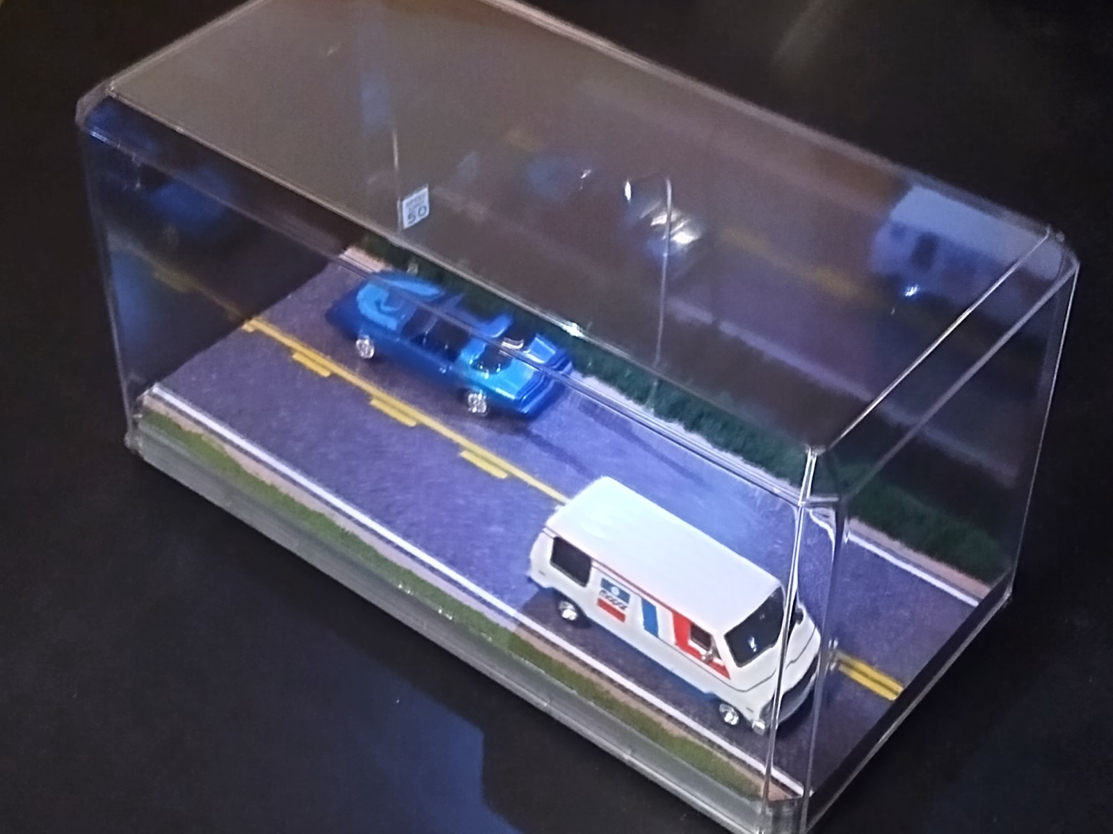 1:64 Diecast Lighted Acrylic Case Road Diorama