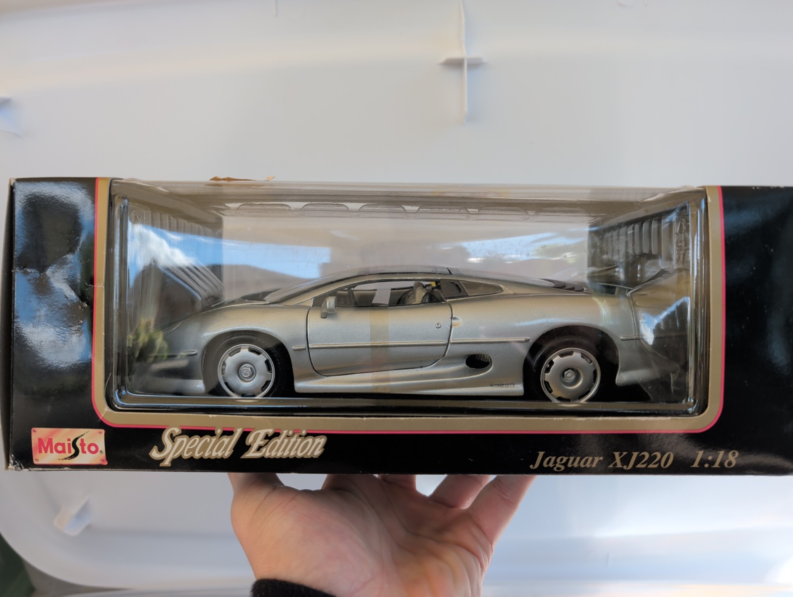 Maisto Jaguar XJ220 1992 1:18 Silver Grey Diecast Sealed Supercar Model